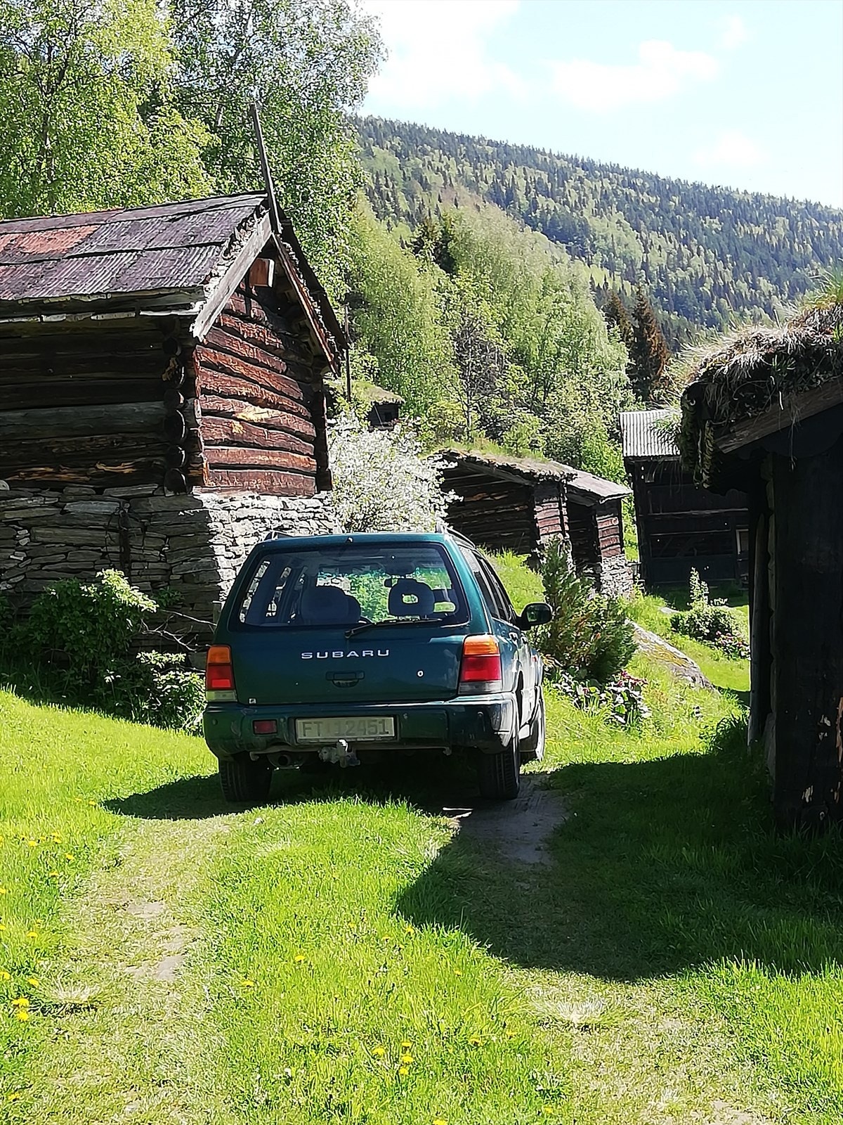 Nordre Ro ligger nesten øverst i dalsiden med et nydelig skue utover kulturlandskapet og med god solgang Galleribilde