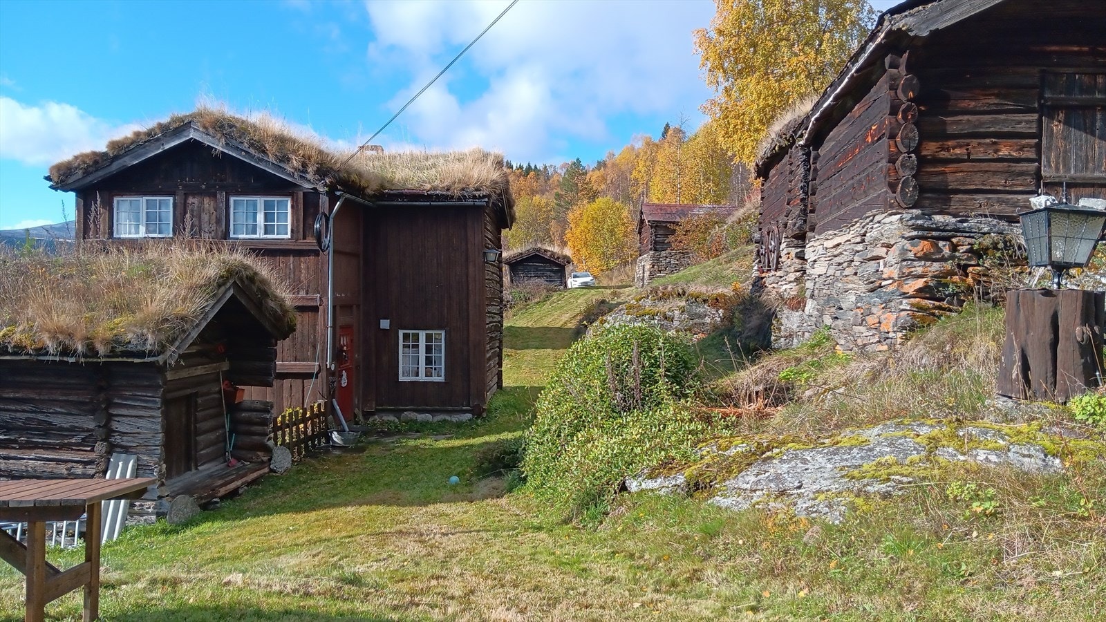 Gården har en lang historie og et omtrent komplett "tun" Galleribilde