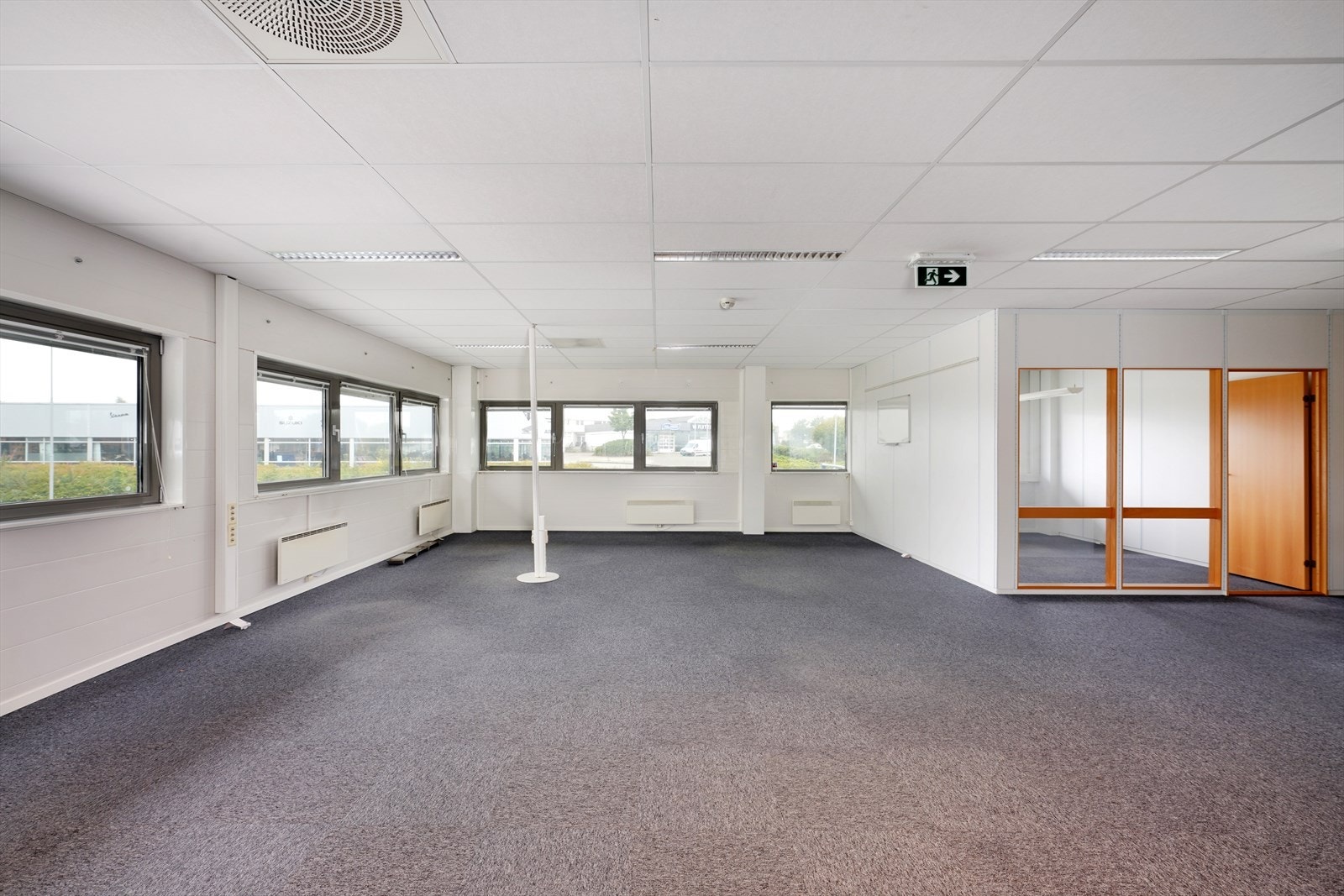 Lyst og romslig næringslokale med store vinduer. Ideelt for kontorvirksomhet. God beliggenhet med enkel tilgang til transport. Galleribilde