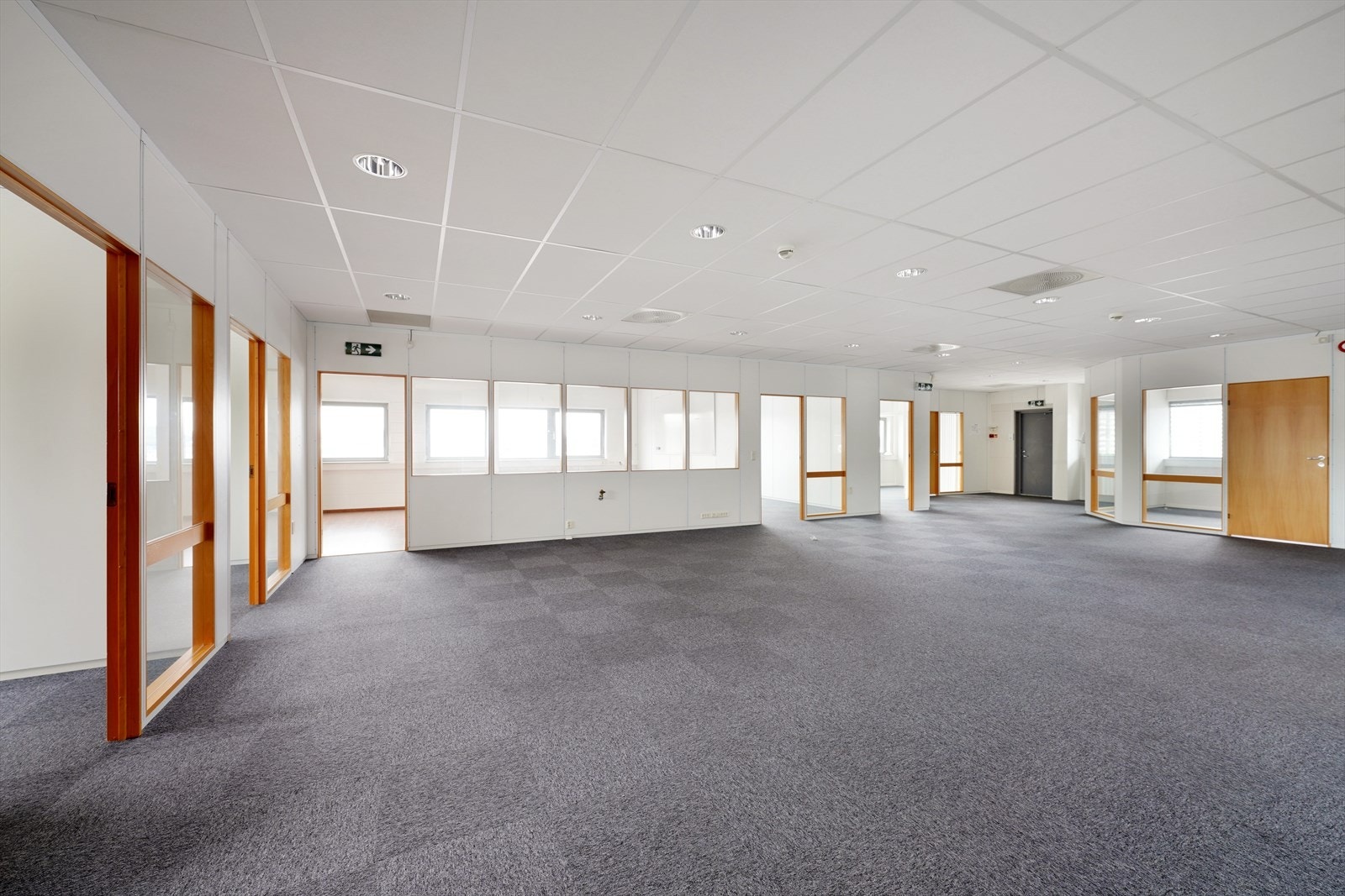 Lyst og romslig næringslokale med store vindusflater. Fleksible løsninger for kontor eller showroom. Godt egnet for ulike virksomheter. Galleribilde