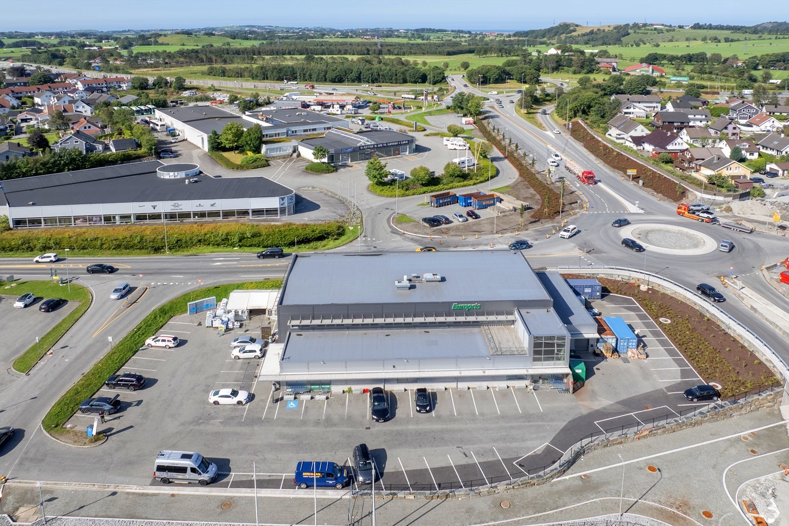Moderne nabolag med nærhet til butikker og vakker natur. Enkel tilgang til offentlig transport og gode veiforbindelser. Galleribilde