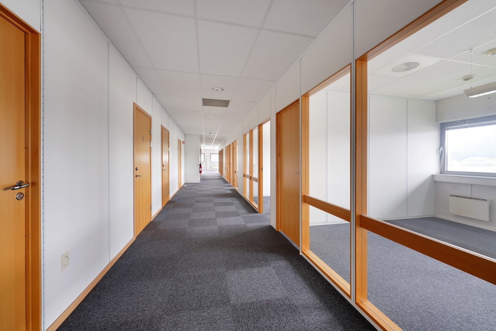 Lyst og moderne kontorareal med gode lysforhold og praktisk planløsning. Perfekt for profesjonelle virksomheter som ønsker et effektivt arbeidsmiljø. Galleribilde