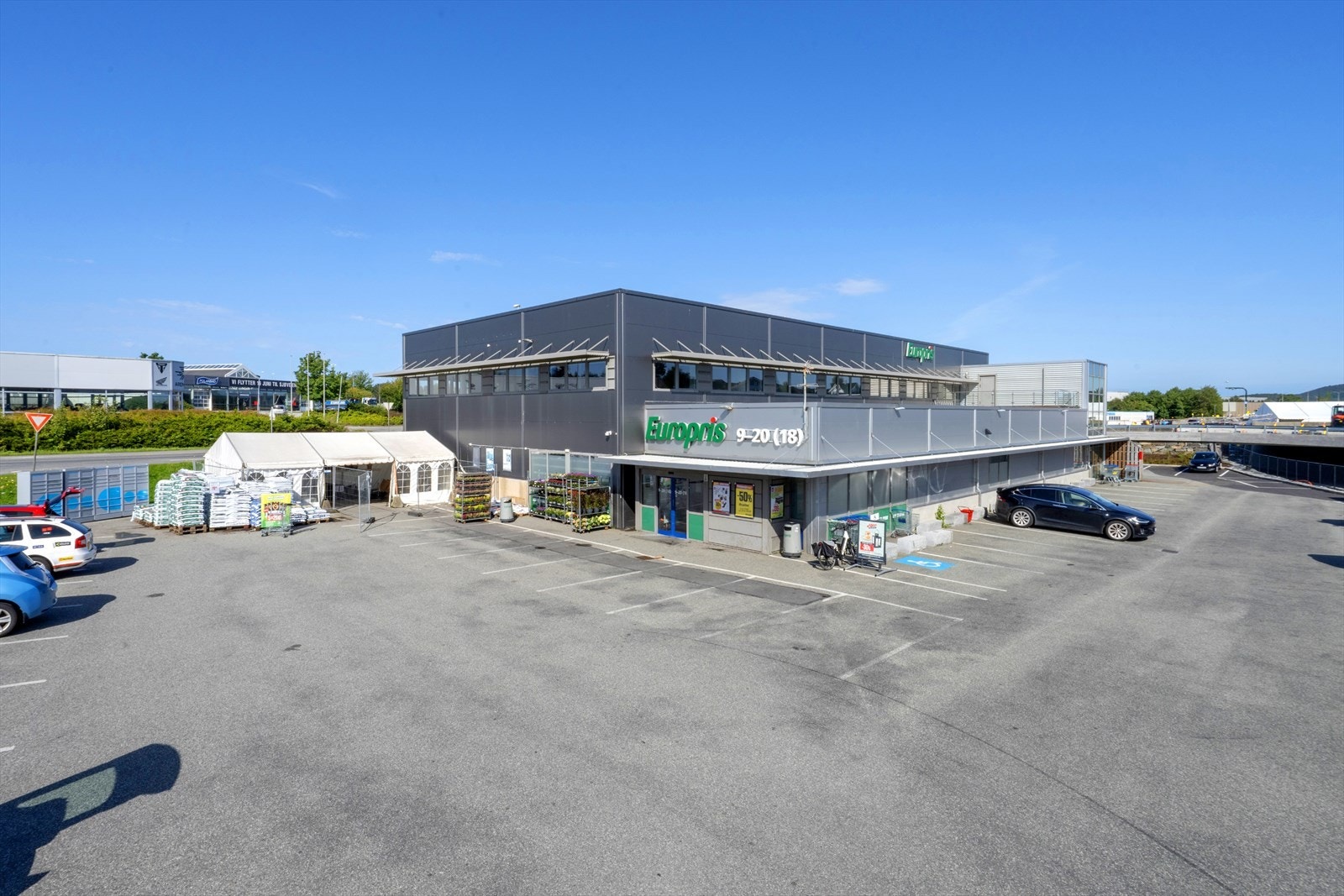 Moderne næringsbygg med god parkeringsplass, sentral beliggenhet, og nærhet til handelsområder. Perfekt for bedrifter med behov for synlighet. Galleribilde