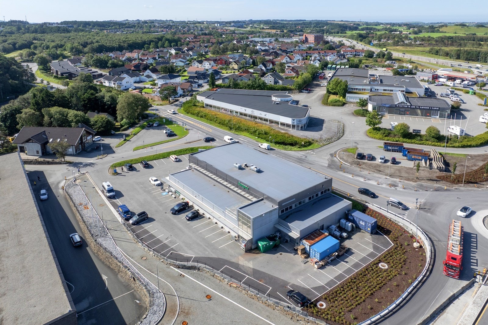 Moderne næringsbygg med sentral beliggenhet, gode parkeringsmuligheter og nærhet til både boligområder og grøntarealer. Perfekt for virksomheter som ønsker sentral beliggenhet med eksponering. Galleribilde