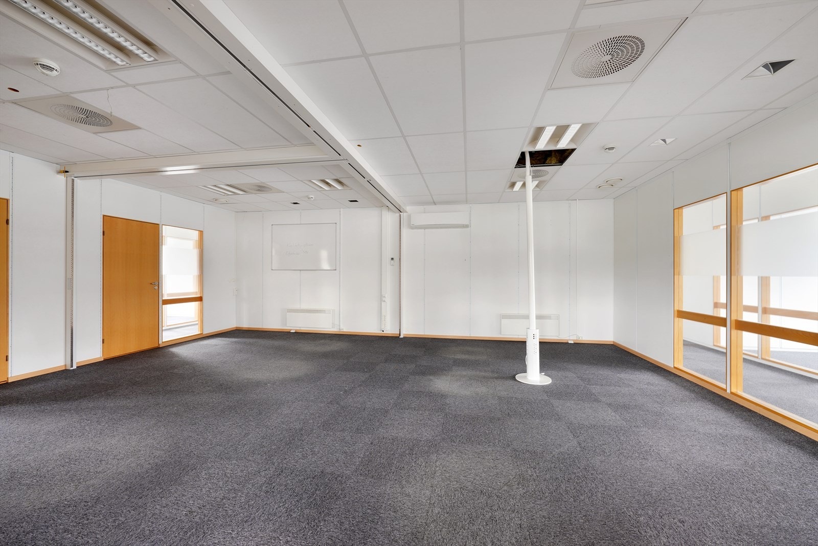 Romslig og lys kontorplass med store vinduer. Ideell for kreative løsninger og fleksibel arbeidsplass. Klar for tilpasning. Galleribilde