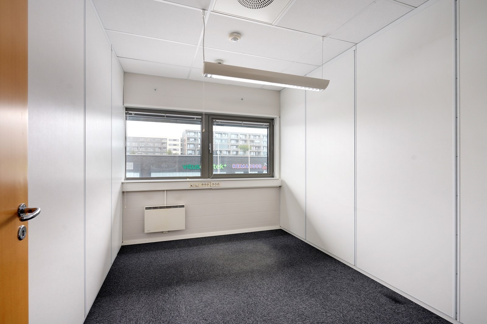 Lyst kontor med store vinduer som slipper inn naturlig lys. Sentralt beliggende med kort vei til butikker og fasiliteter. Galleribilde