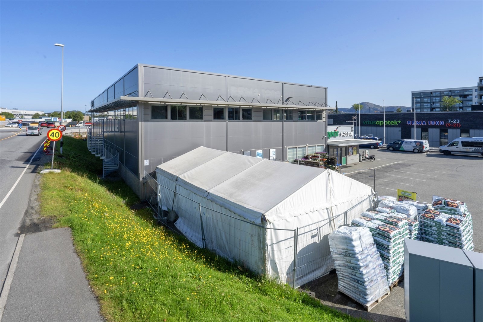 Moderne næringsbygg med sentral beliggenhet, enkel adkomst og gode parkeringsmuligheter. Nærhet til dagligvare, apotek og offentlig transport. Galleribilde