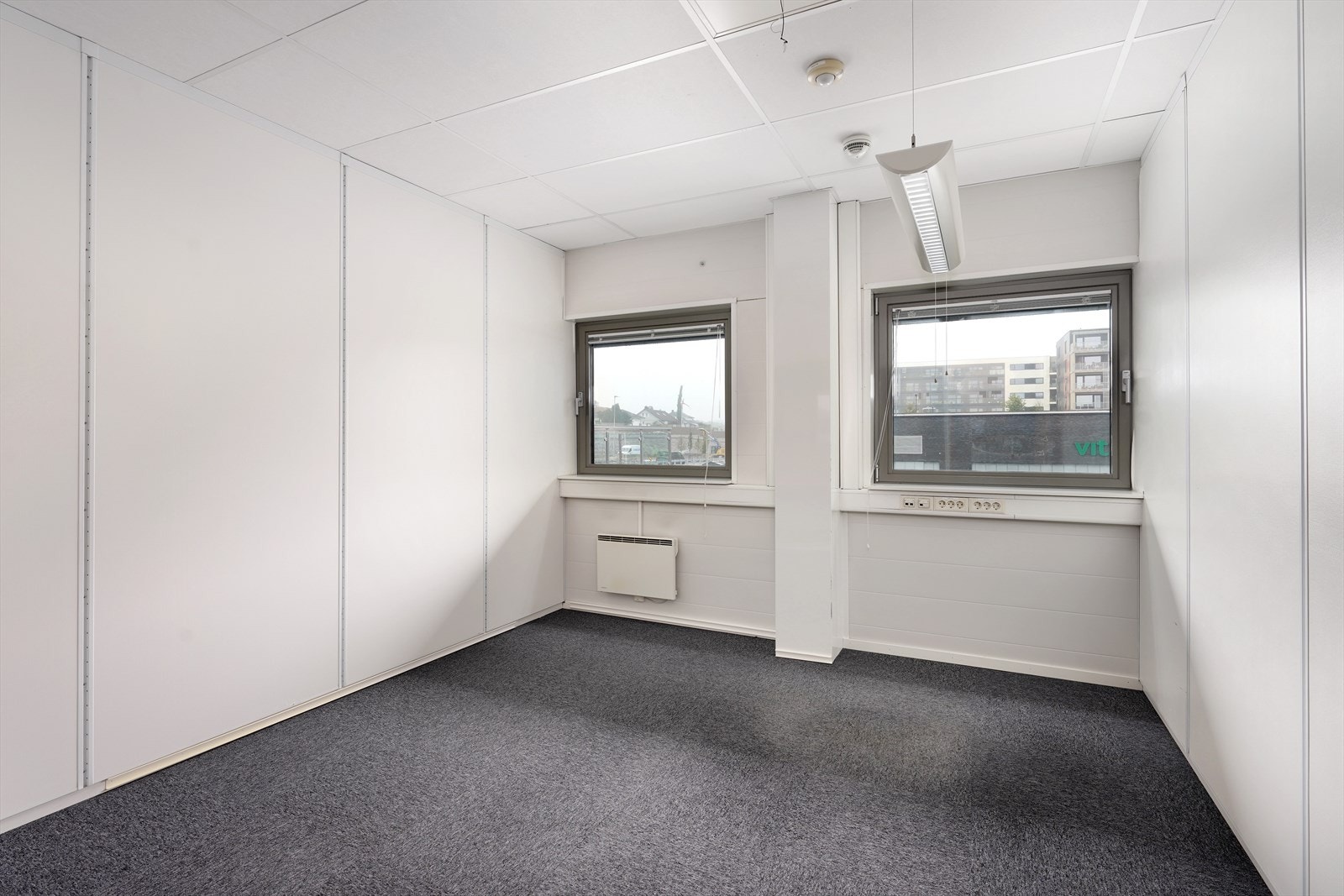 Lyst og romslig rom med store vinduer som gir godt lysinnslipp. Sentral beliggenhet med nærhet til byens fasiliteter. Galleribilde