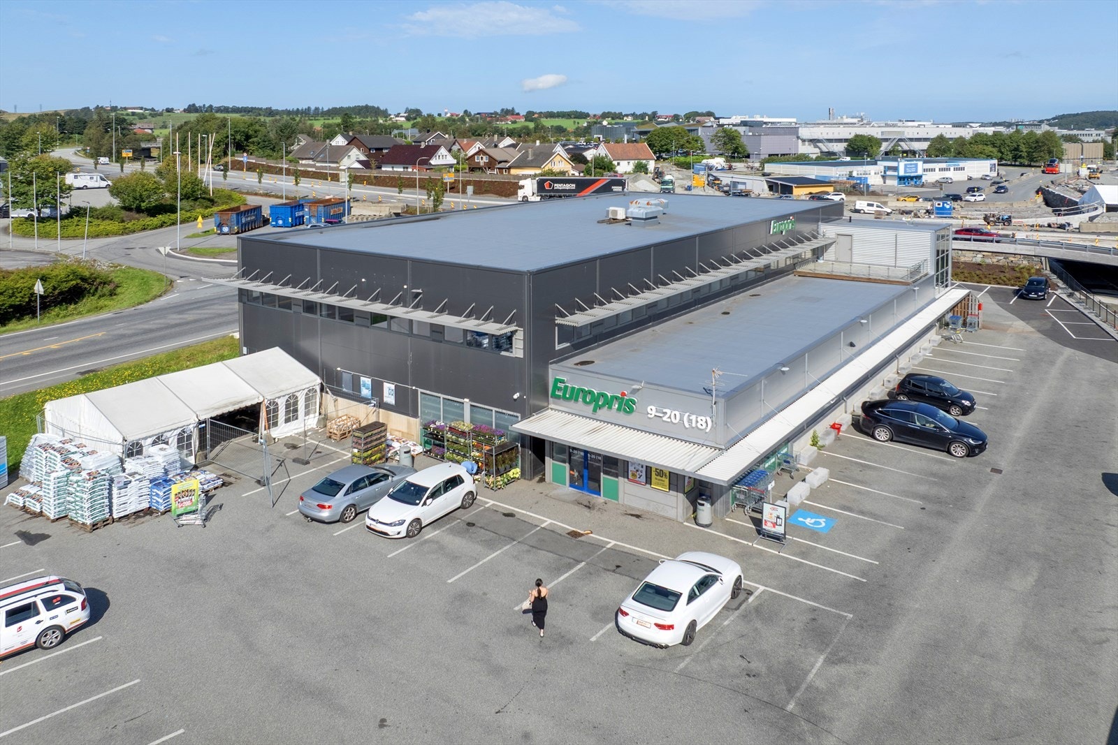 Moderne næringsbygg med romslig parkeringsplass, strategisk plassert i et attraktivt område med enkel tilgang til hovedveinett. Galleribilde