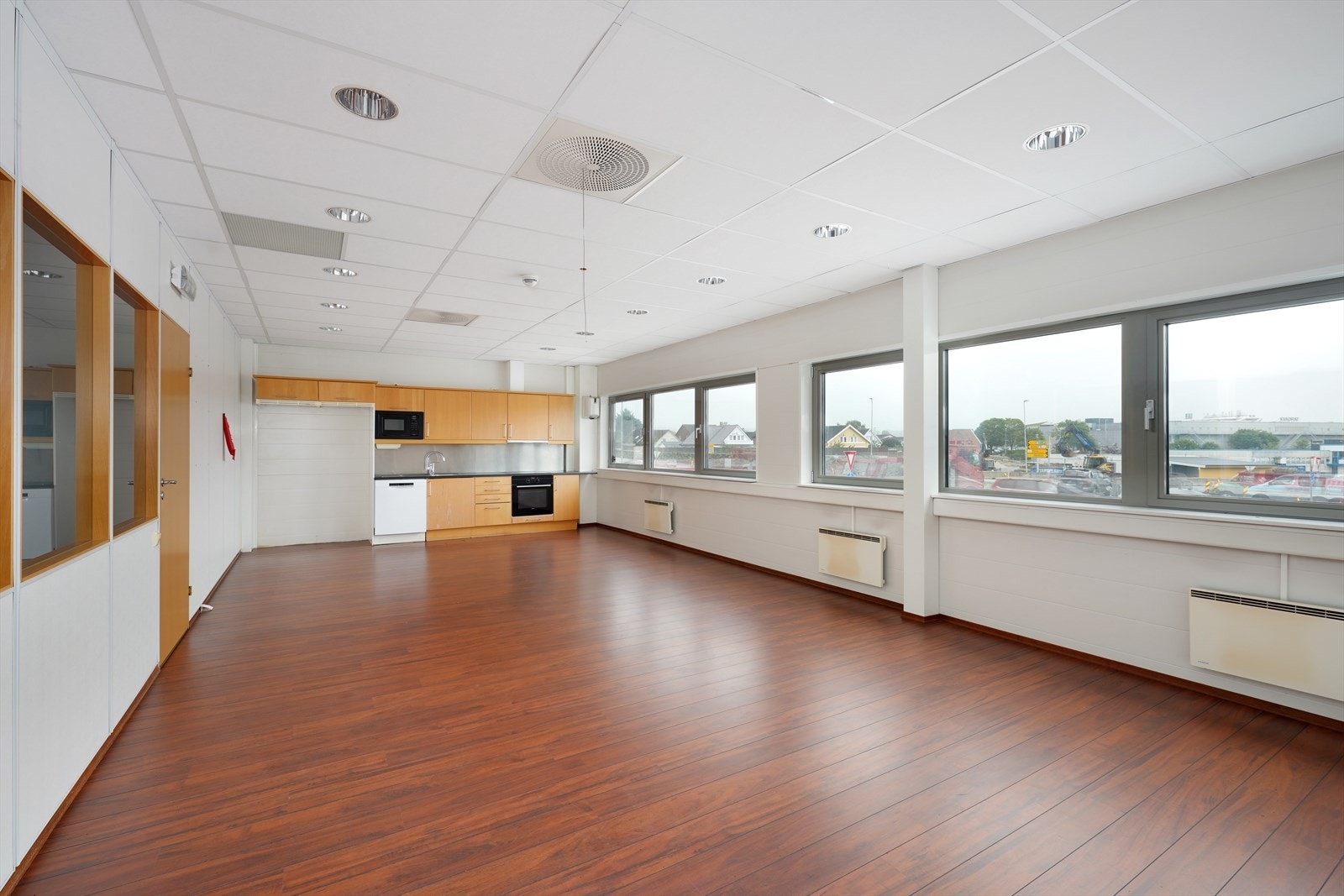 Lyst og romslig oppholdsrom med store vinduer som gir mye naturlig lys. Tilpansning etter nærmere avtale. Galleribilde