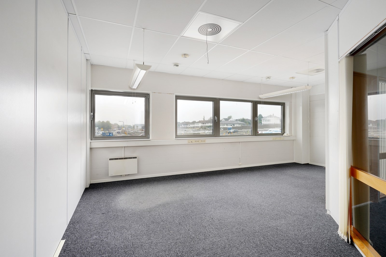 Lyst og romslig rom med store vinduer som gir mye naturlig lys. Perfekt for kreativ utfoldelse eller kontorbruk. Galleribilde