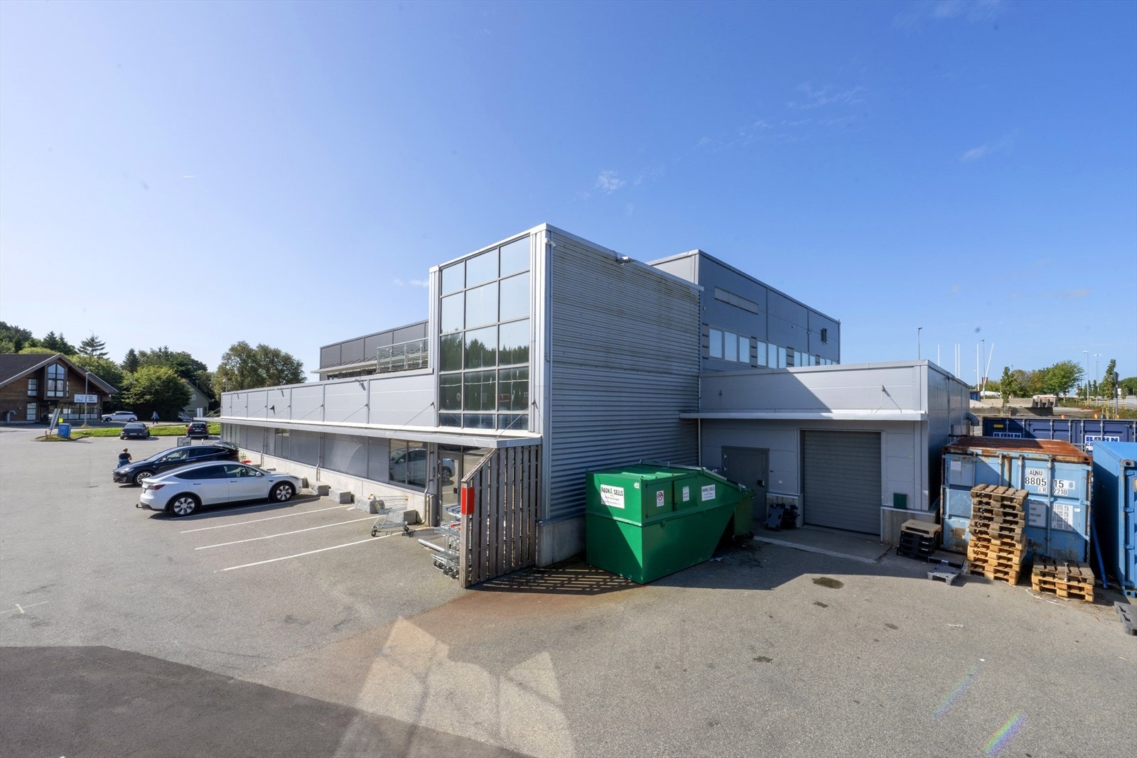 Moderne næringsbygg med strategisk beliggenhet. Gode parkeringsmuligheter, lett tilgang til transport og romslig uteområde. Perfekt for virksomheter i vekst. Galleribilde