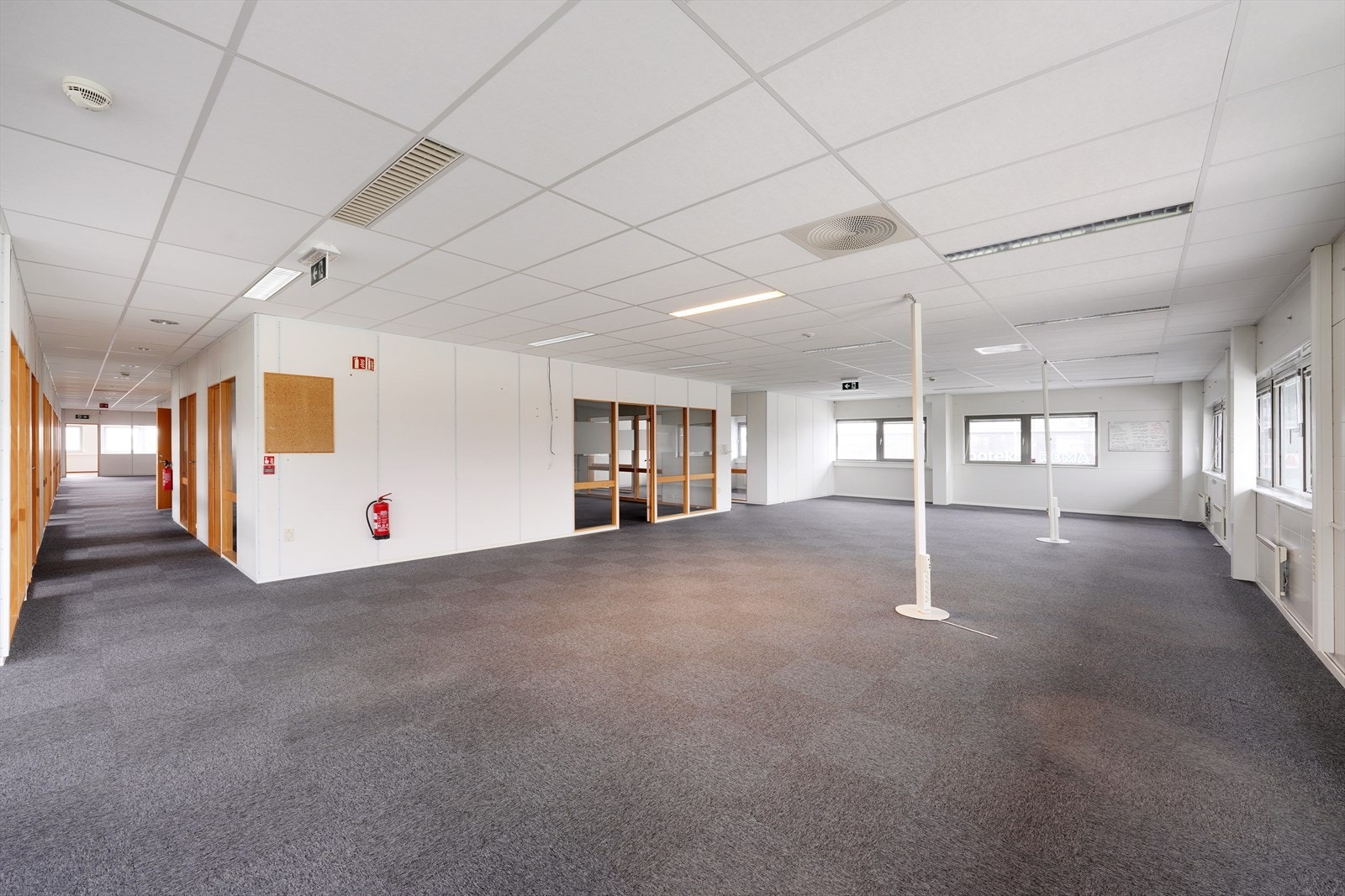 Lys og romslig kontorløsning med fleksible arealer. Perfekt for bedrifter som ønsker tilpasningsdyktige arbeidsmiljøer. God tilgjengelighet og sentral beliggenhet. Galleribilde