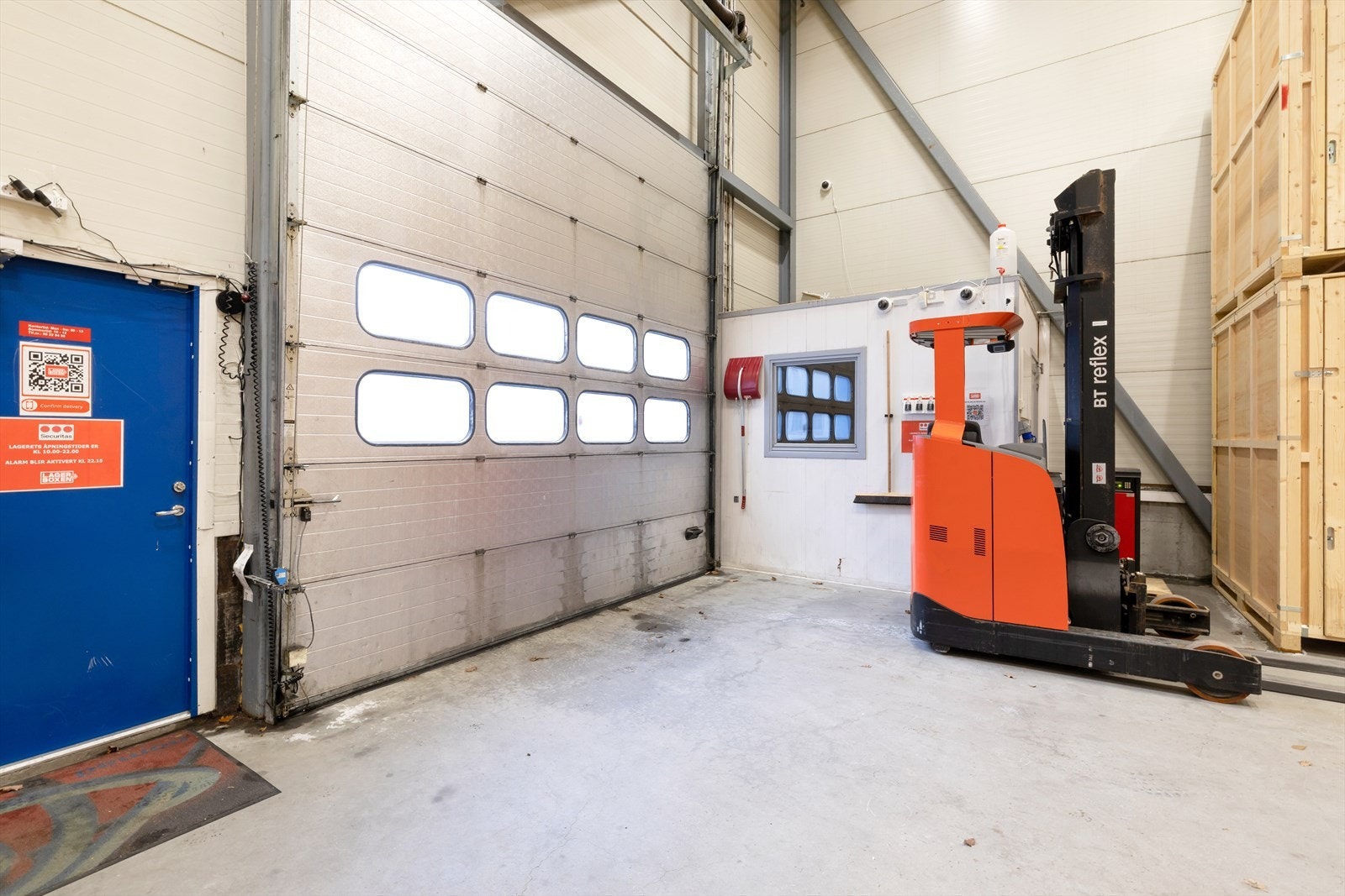Stort port, samt inngangsdør - lagerkontor Galleribilde