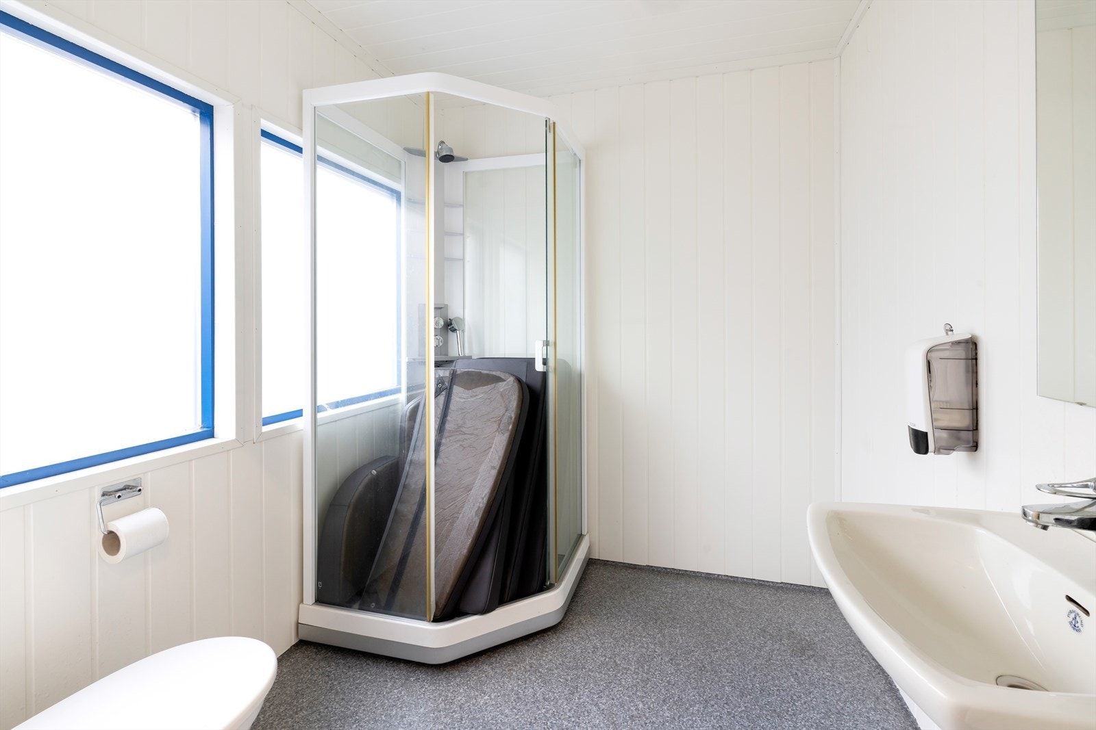 enkle toalett og dusjfasiliteter Galleribilde