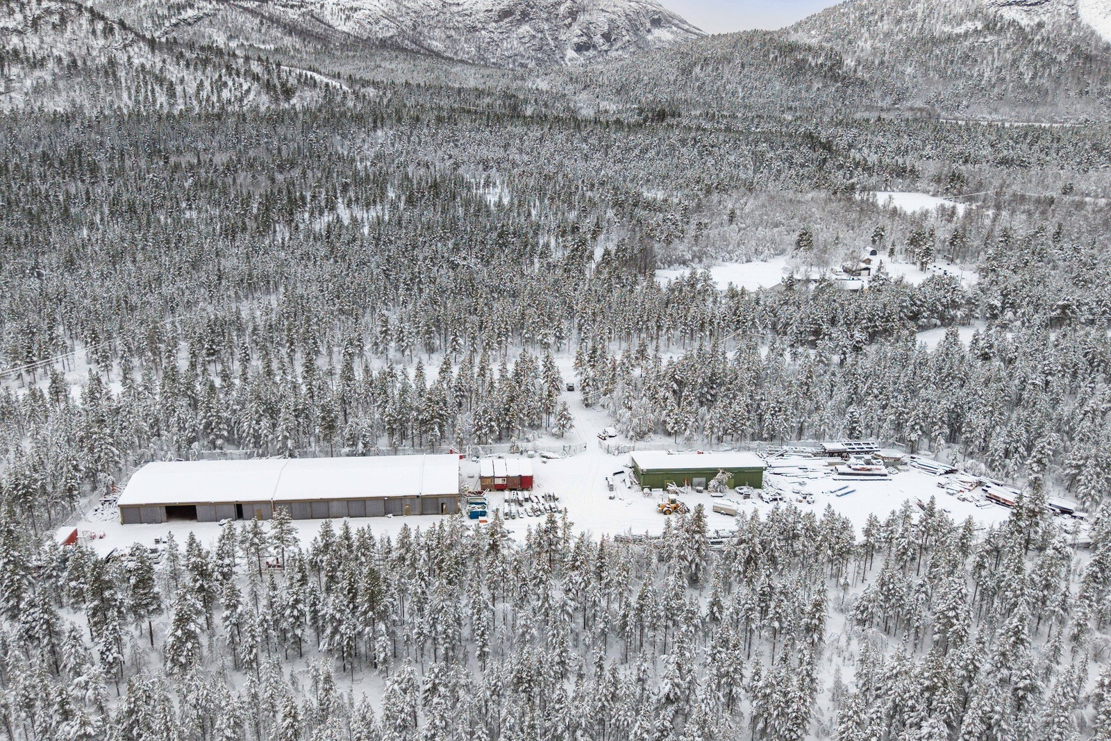 Drone bilde av området. E45 går like ved eiendommen. Galleribilde