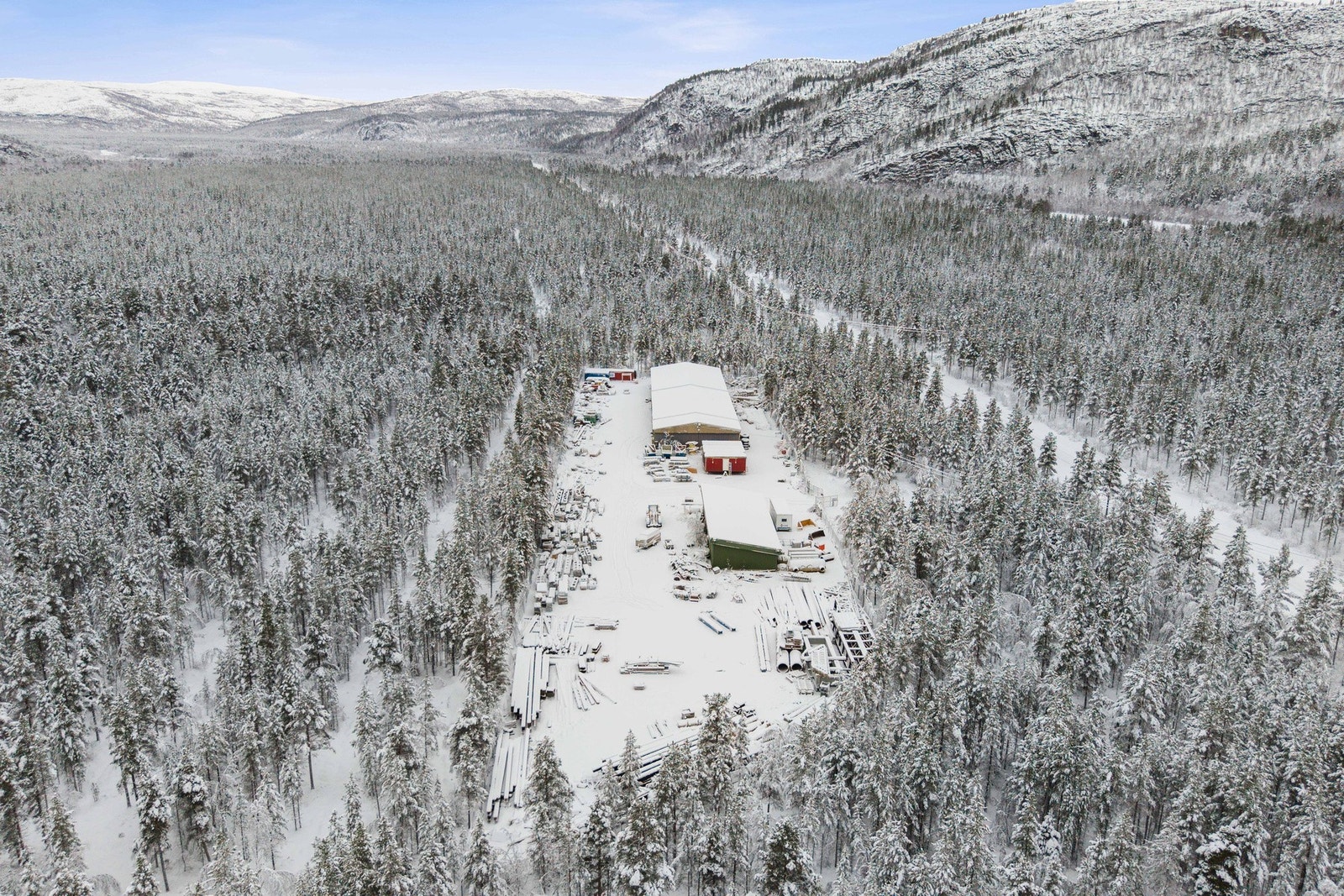 Drone av området. Eiendommen har rikelig med plass. Galleribilde