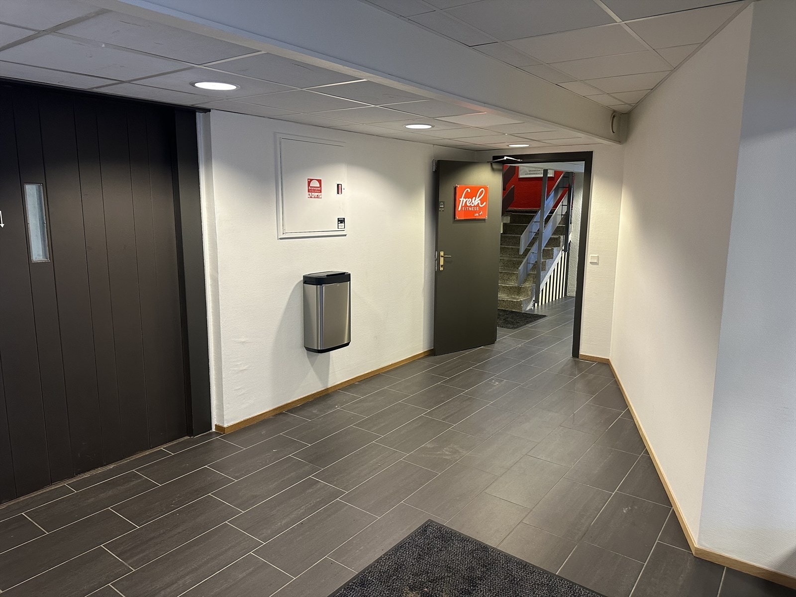 Heis/trapp til 2. etg. Galleribilde