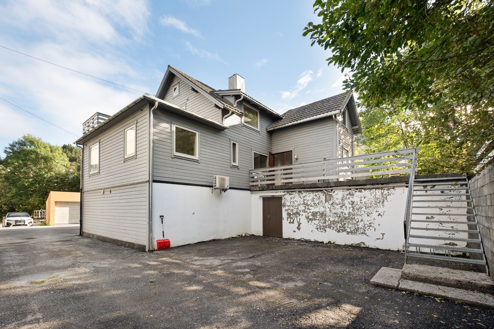 Byggets bakgård byr på gode parkeringsmuligheter. Inngang herfra til eiendommens boligdel. Galleribilde