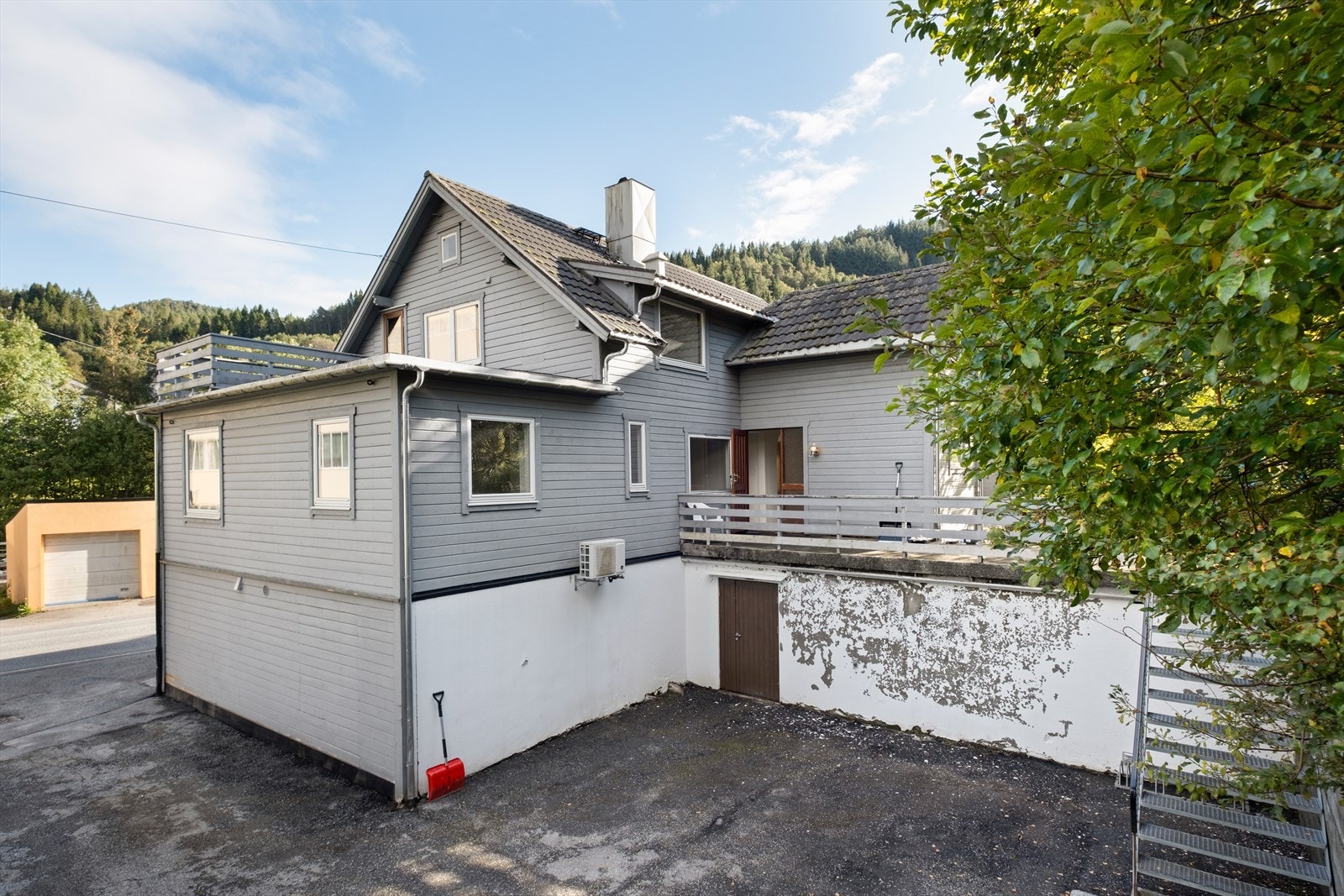 Byggets bakgård byr på gode parkeringsmuligheter. Inngang herfra til eiendommens boligdel. Galleribilde