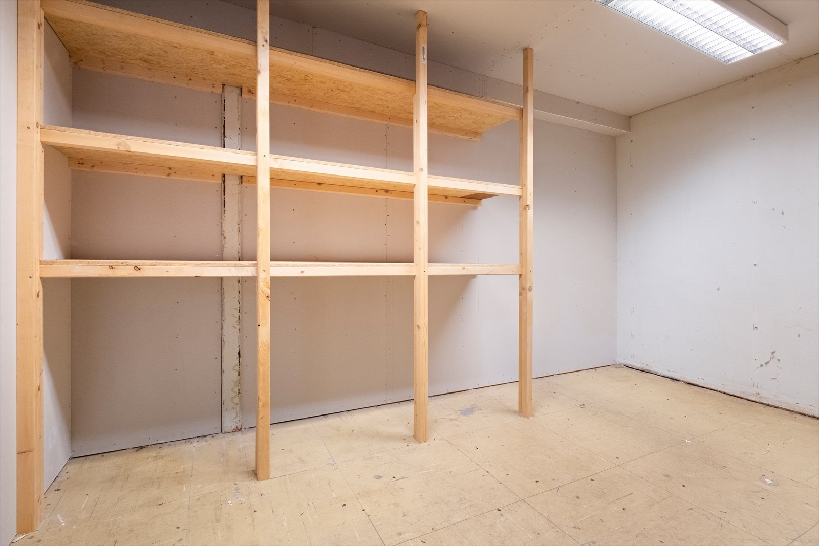 Lager i 1. etasje - del av næringsseksjonen Galleribilde