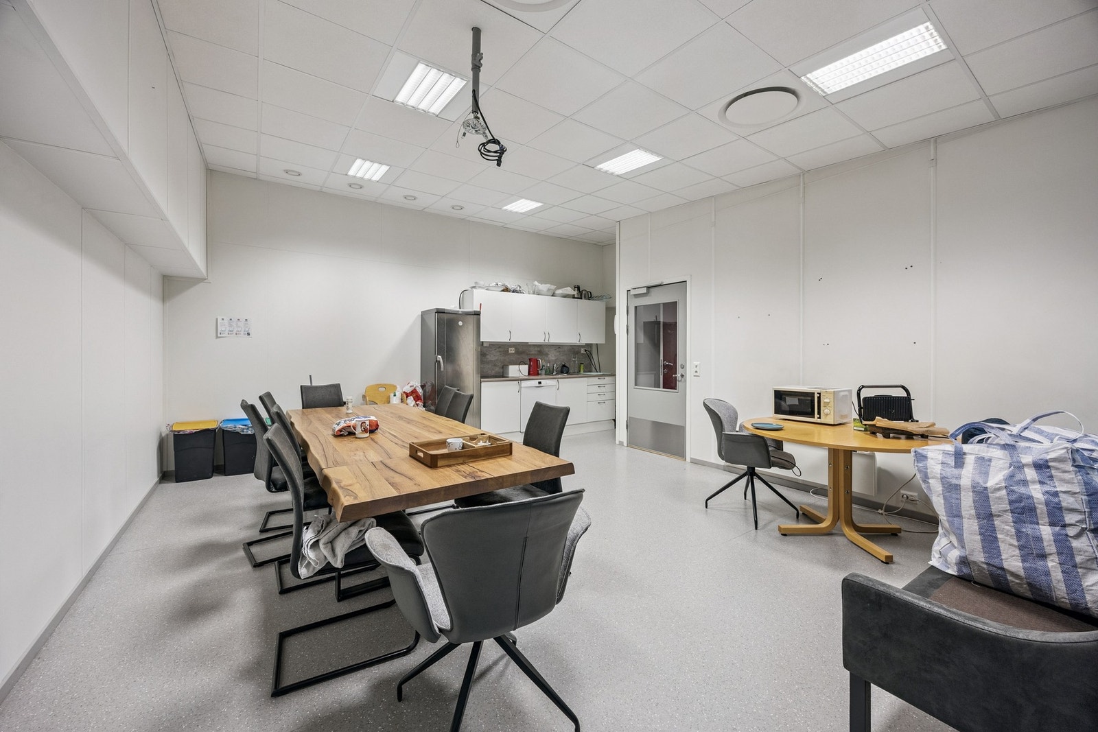 Spiserom med egen kjøkkenkrok. Galleribilde