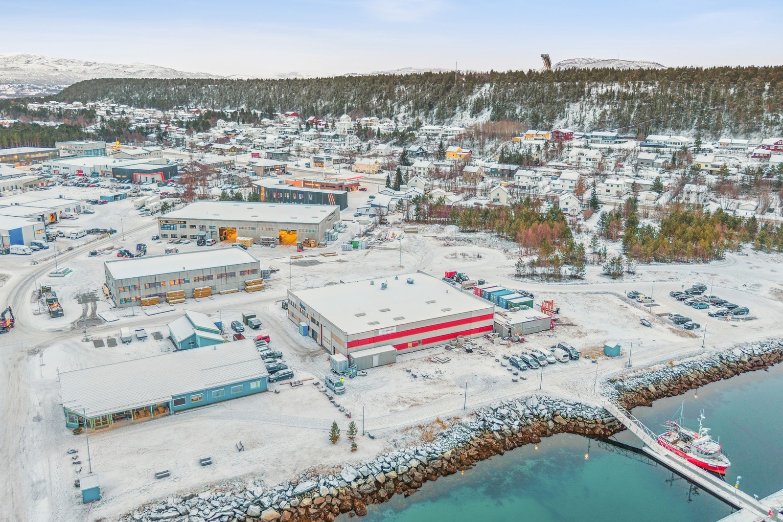 Dronebilde av området. God intern beliggenhet med havna. Galleribilde