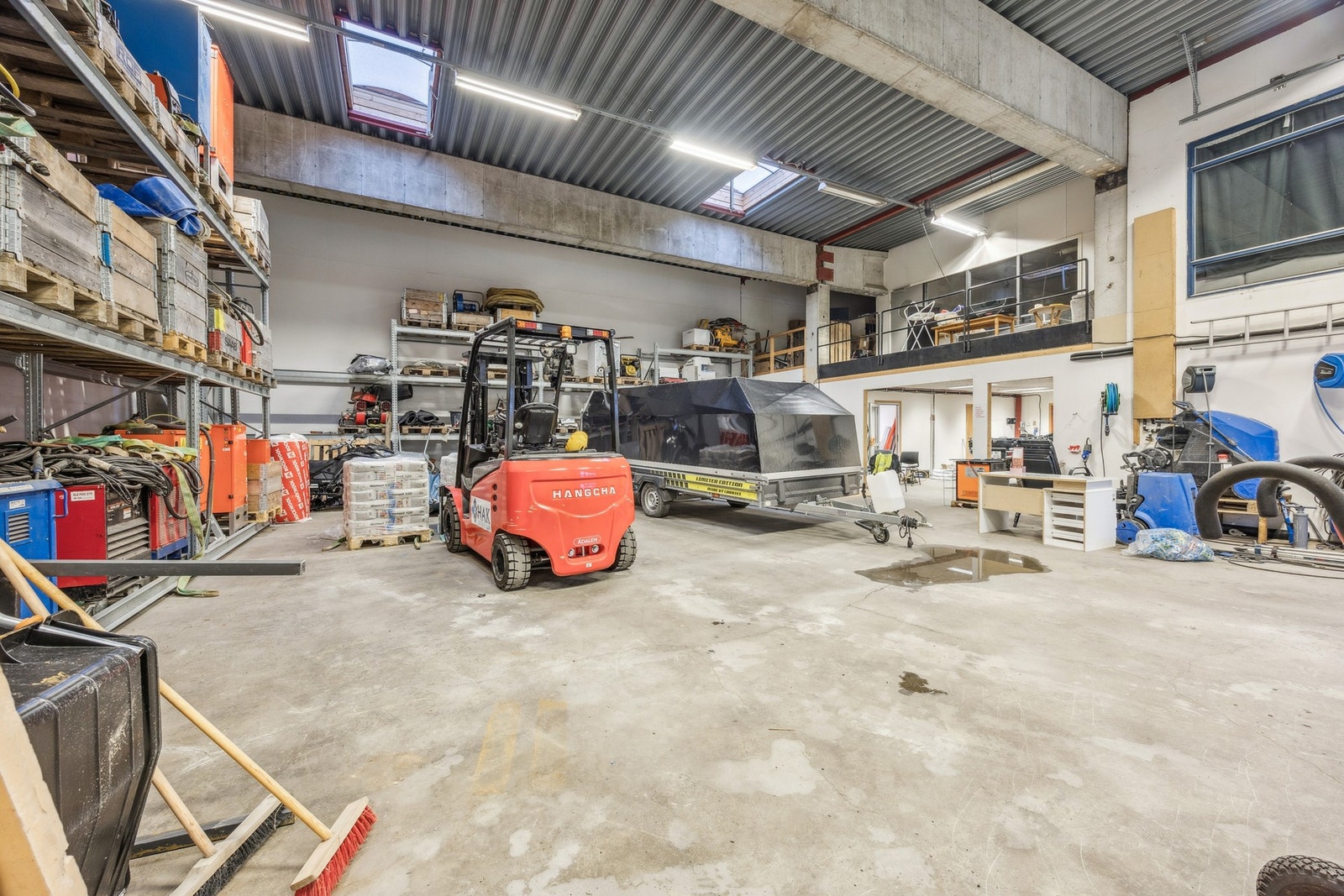 Innvendig verksted med god takhøyde. Galleribilde