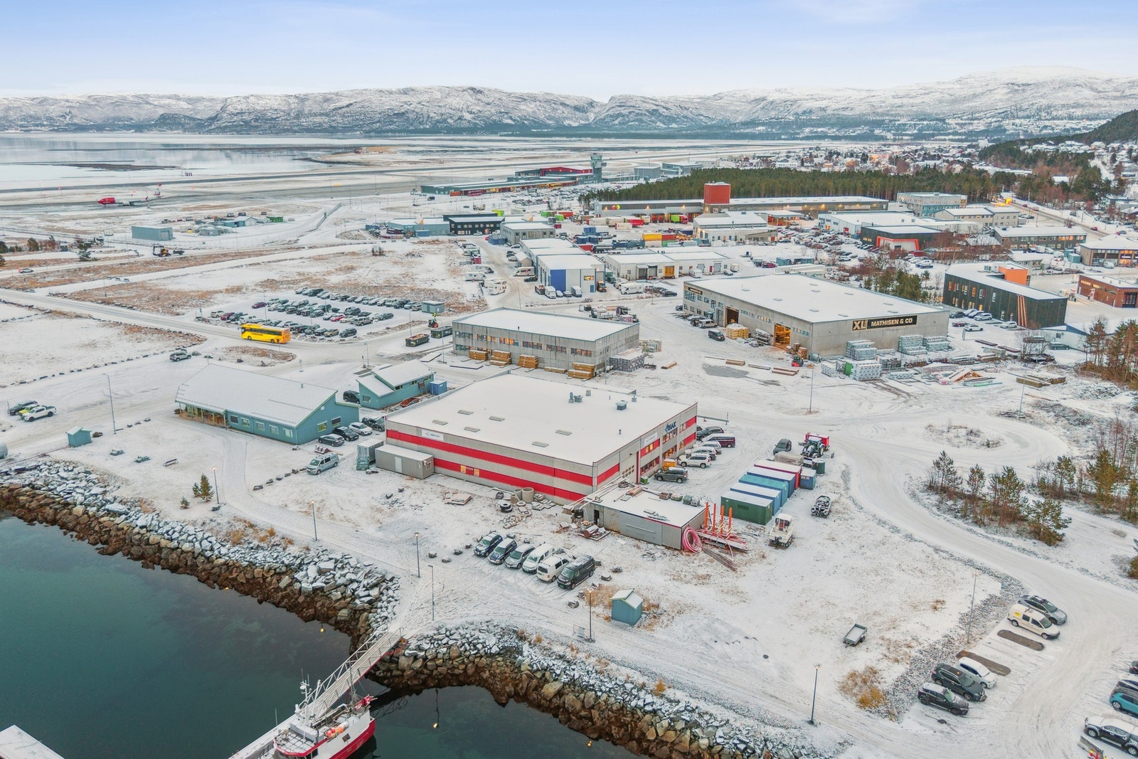 Dronebilde av området. Eiendommen er like nærheten av Alta lufthavn. Galleribilde