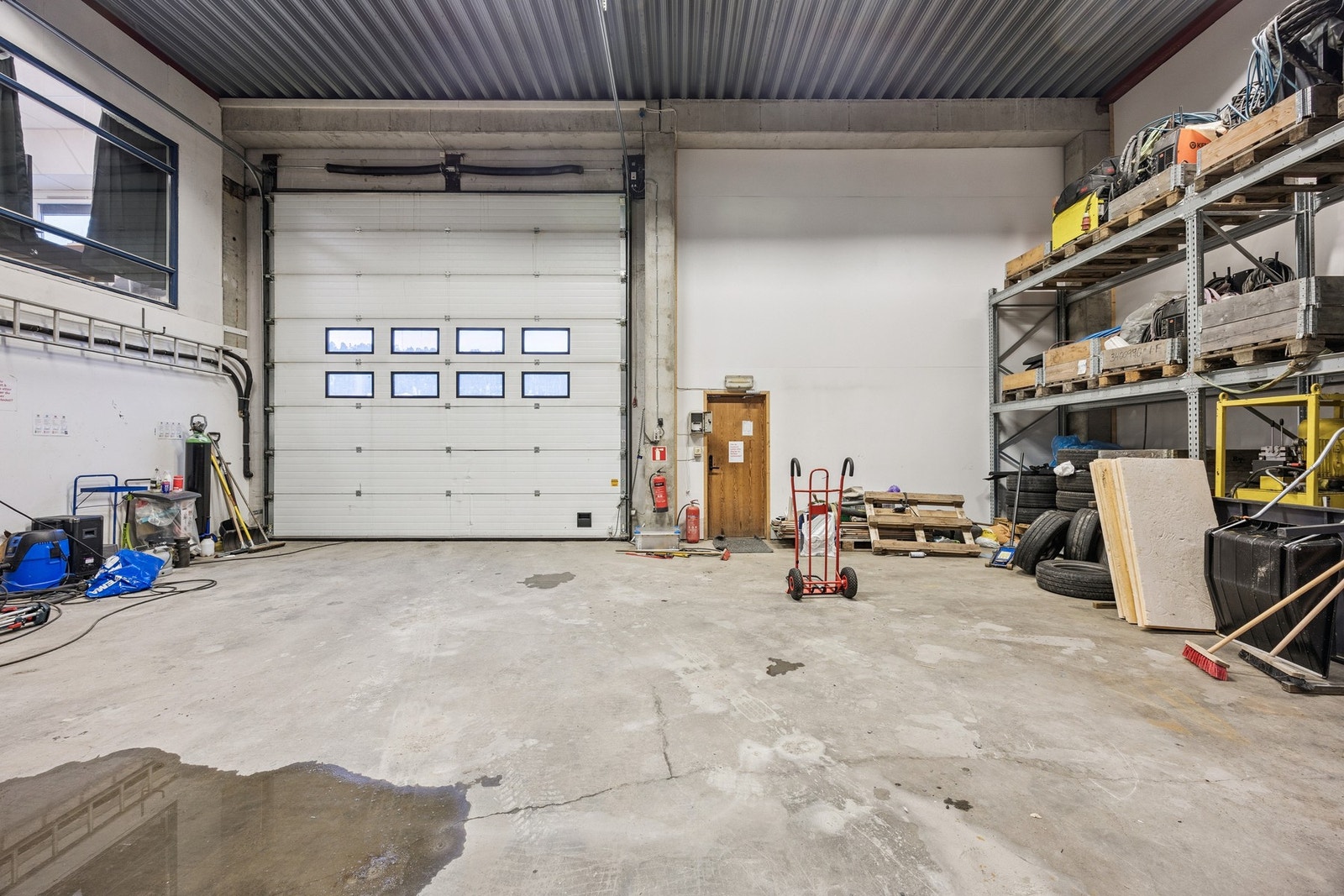 Verksted med egen hall. God takhøyde. Galleribilde