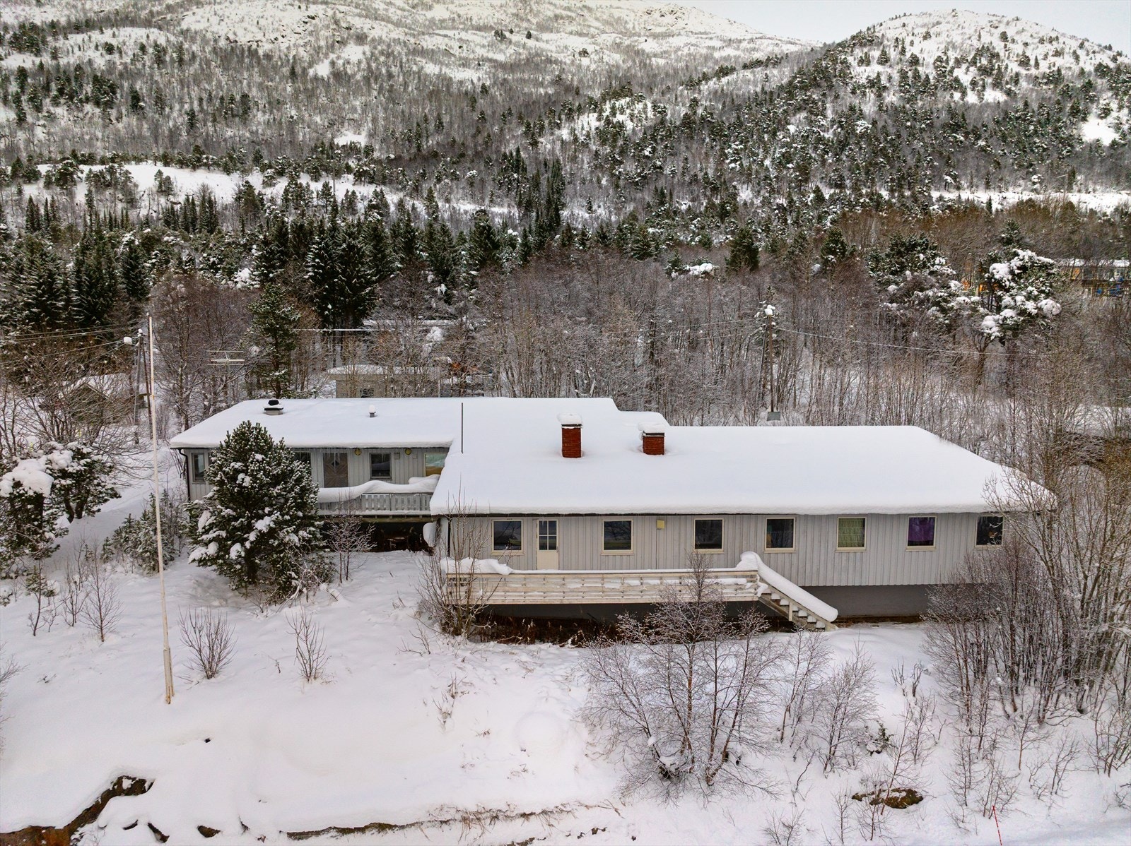 Aktiv Finnsnes presenterer Sykehjemsveien 49! Stort kombinasjonsbygg med tilhørende nausttomt sentralt på Stonglandseidet - godt utviklingspotensiale. Foto: Steffen Fossbakk. Galleribilde
