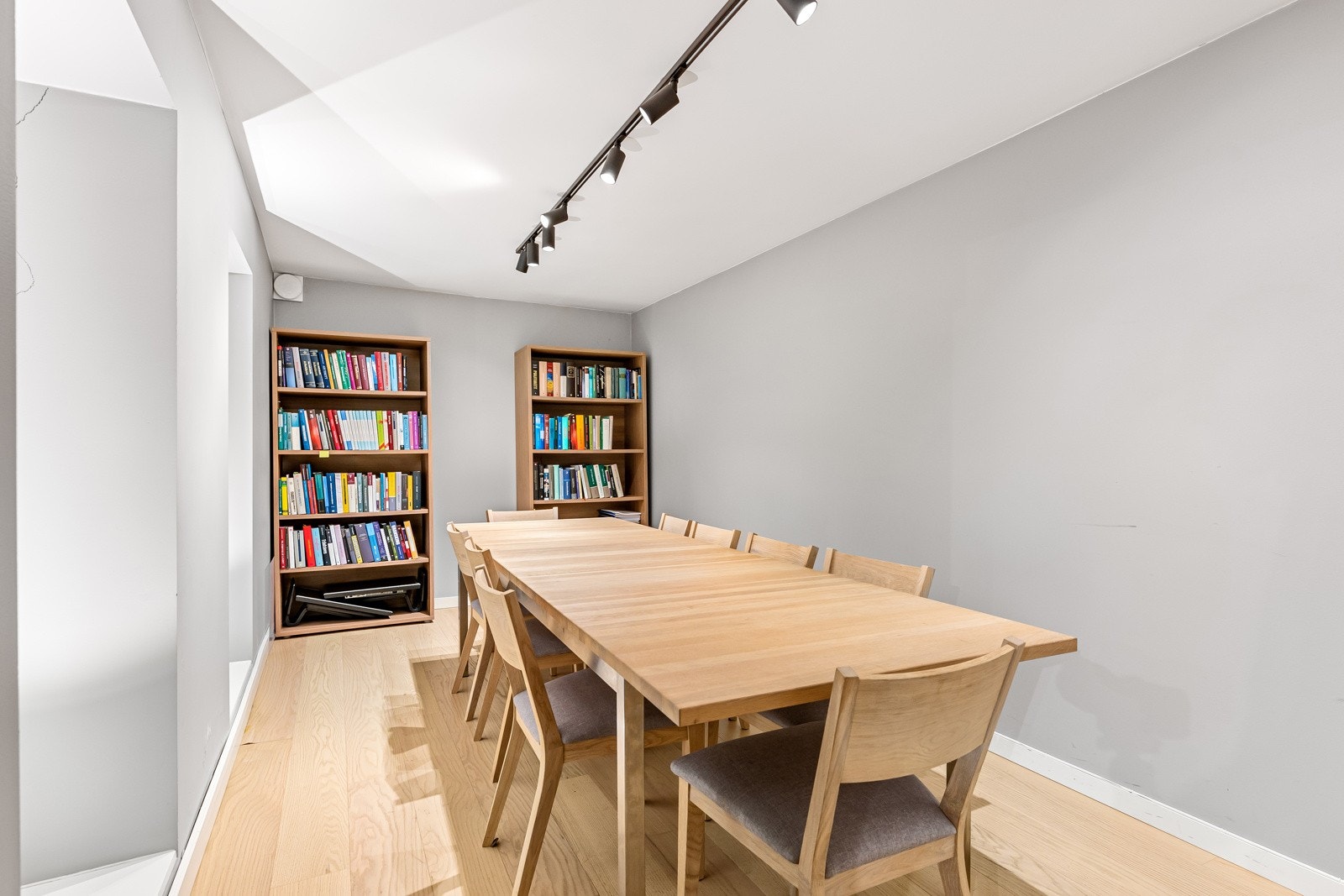 Fra trapperommet er det adkomst til to disponible rom, begge i lik stil som øvrige rom med enstavs eikeparkett og gråmalte vegger. Galleribilde