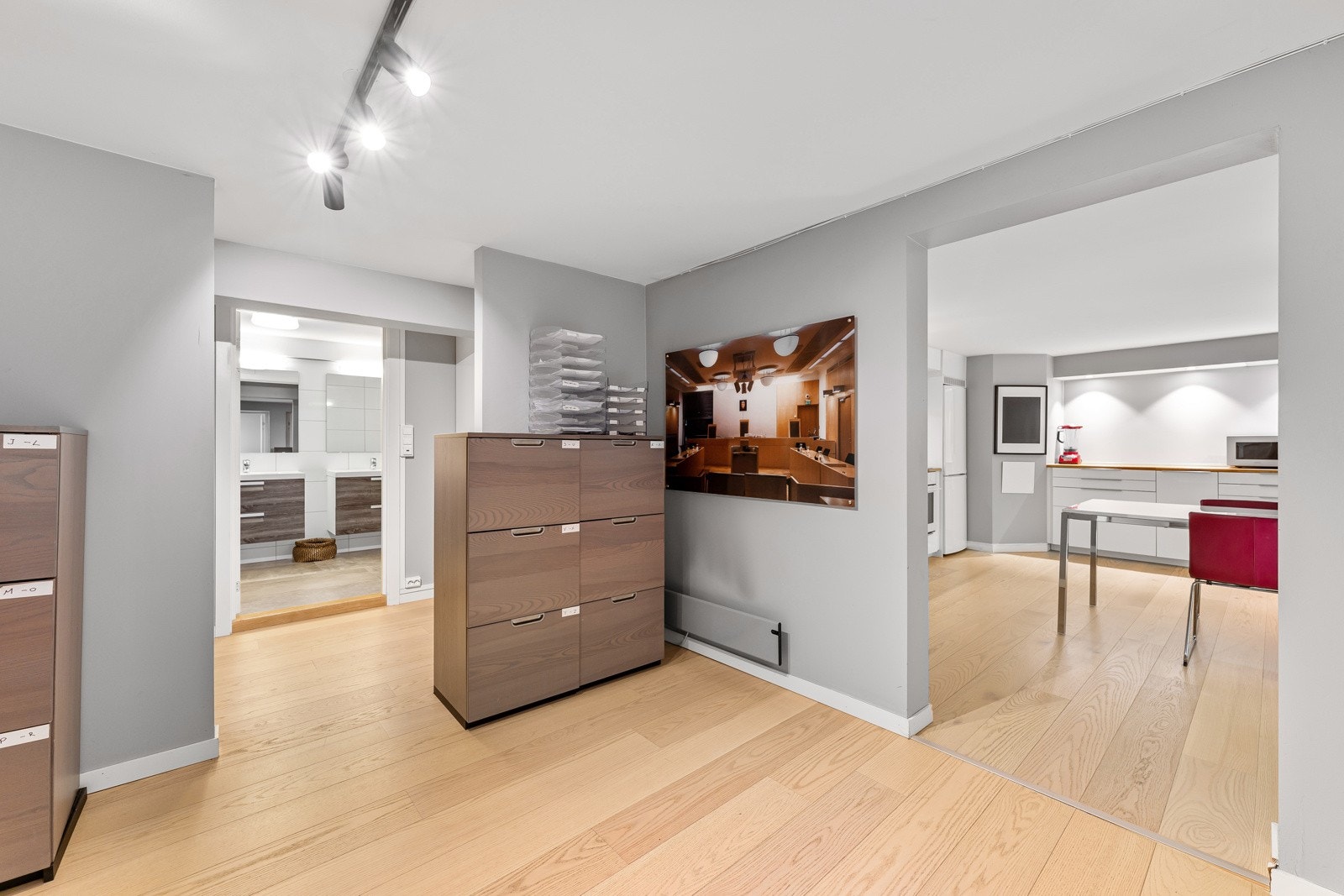 Romslig kjøkken med plass til spisebord ligger i underetasjen innenfor trapperommet. Galleribilde