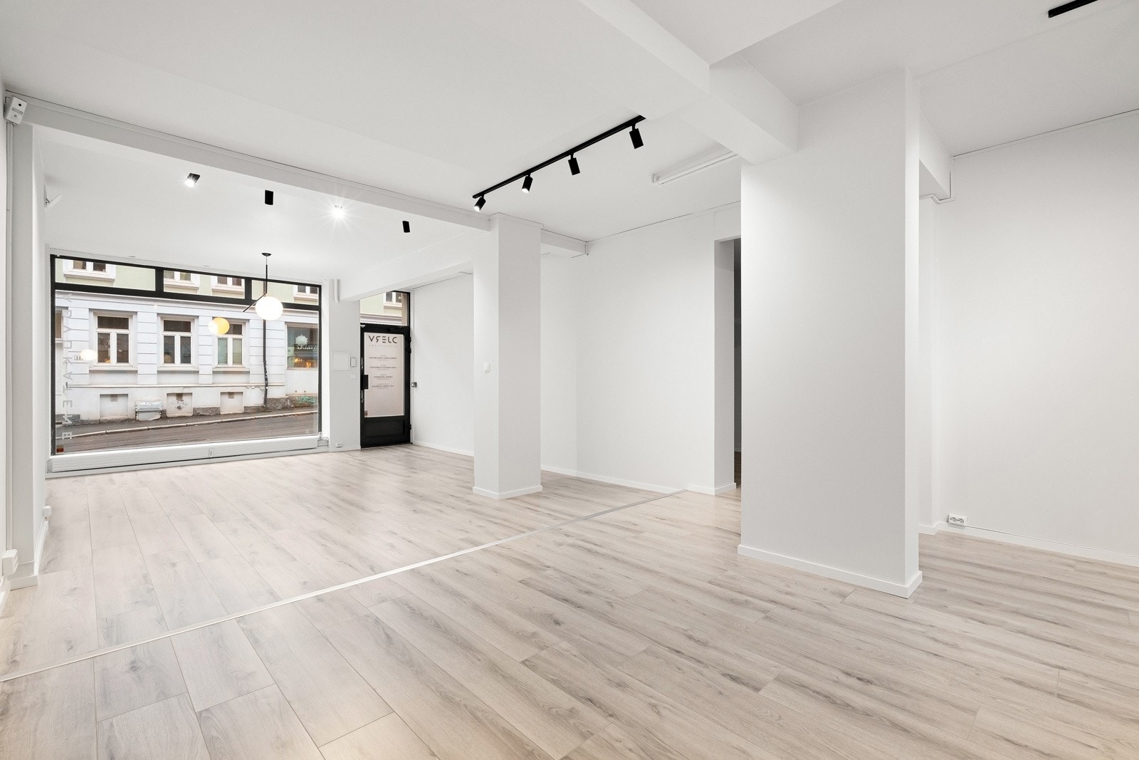 Hallen har enstavs eikeparkett og gråmalte vegger med listefritt til tak. Galleribilde