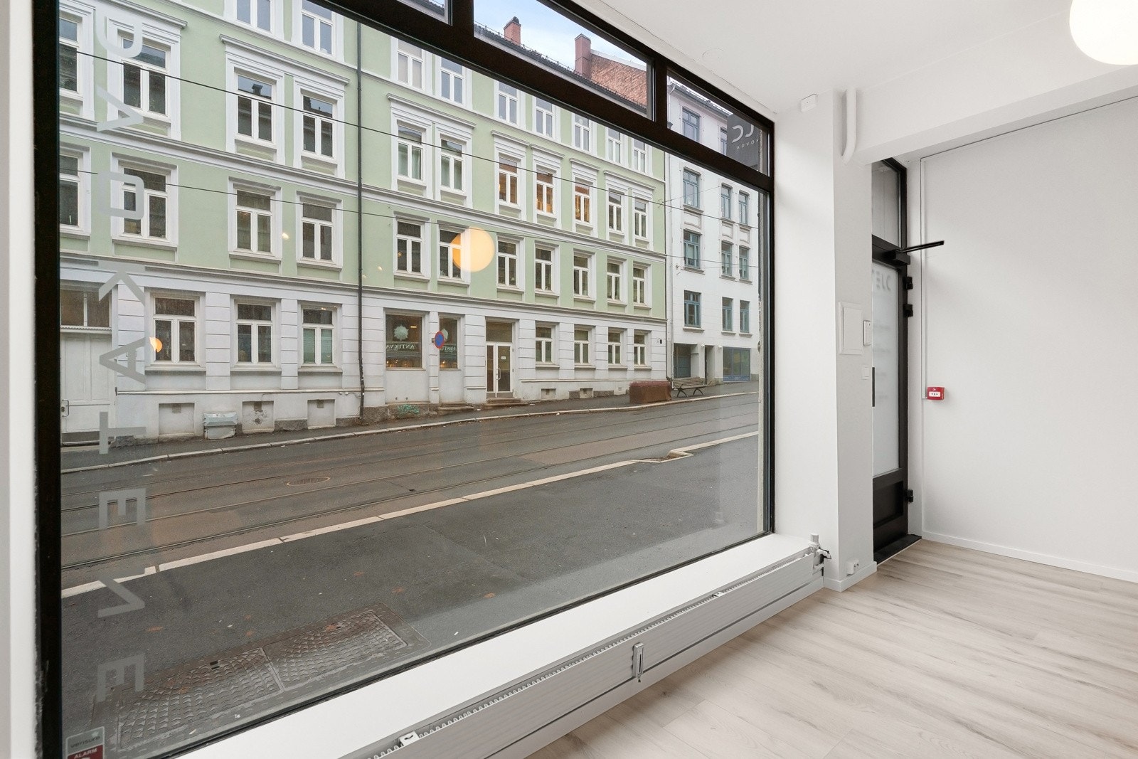 Inngangen ligger på bakkeplan med lett adkomst fra fortauet og et stort vindu som bidrar til god eksponering. Galleribilde