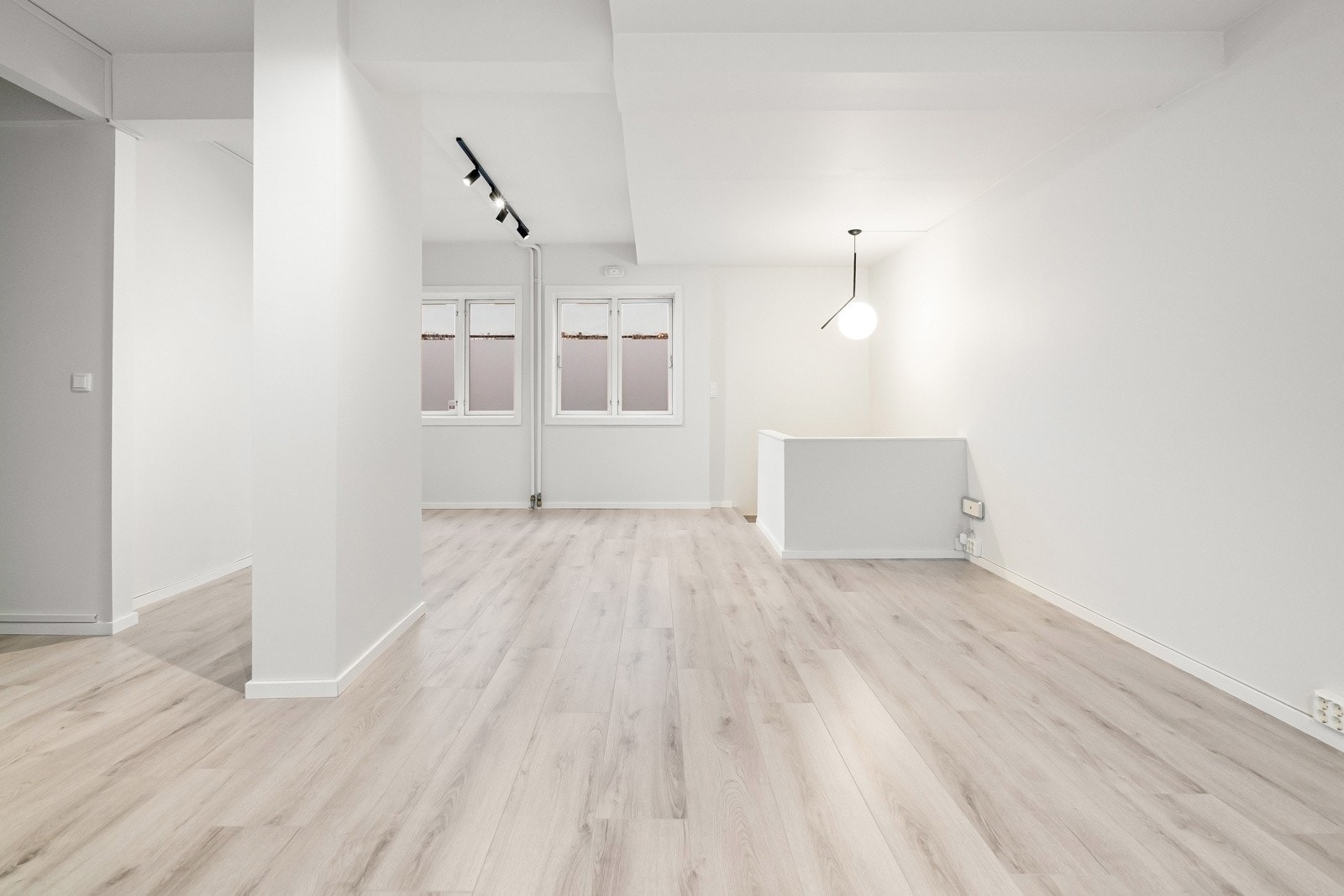 I andre enden av rommet er det vinduer ut mot bakgård og trapp ned til kjelleren. Galleribilde