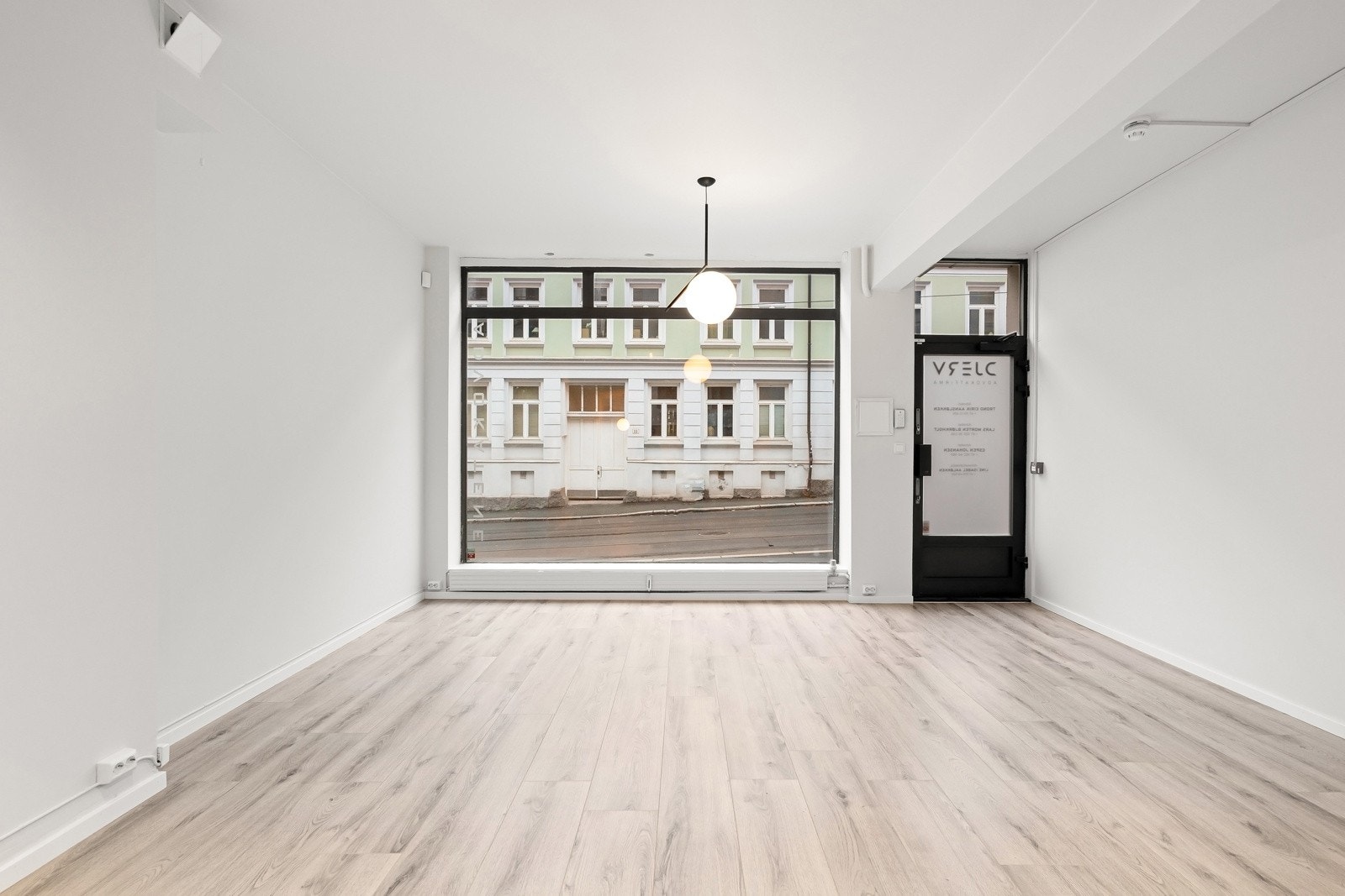 Hele lokalet er vesentlig oppgradert i nyere tid og fremstår lyst og innbydende. Galleribilde