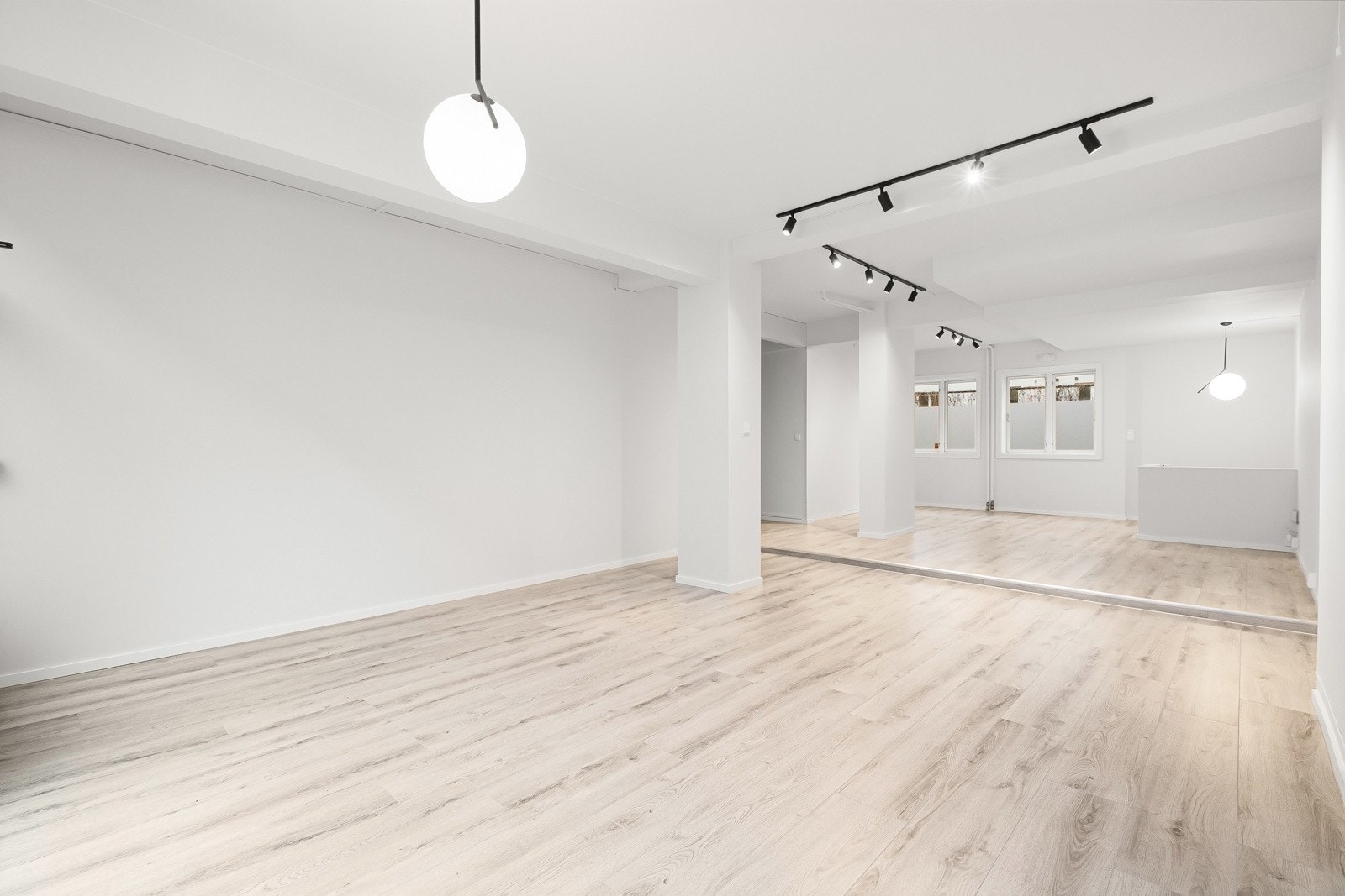 Det er god plass til loungemøbler og kaffekrok ved inngangen. Galleribilde