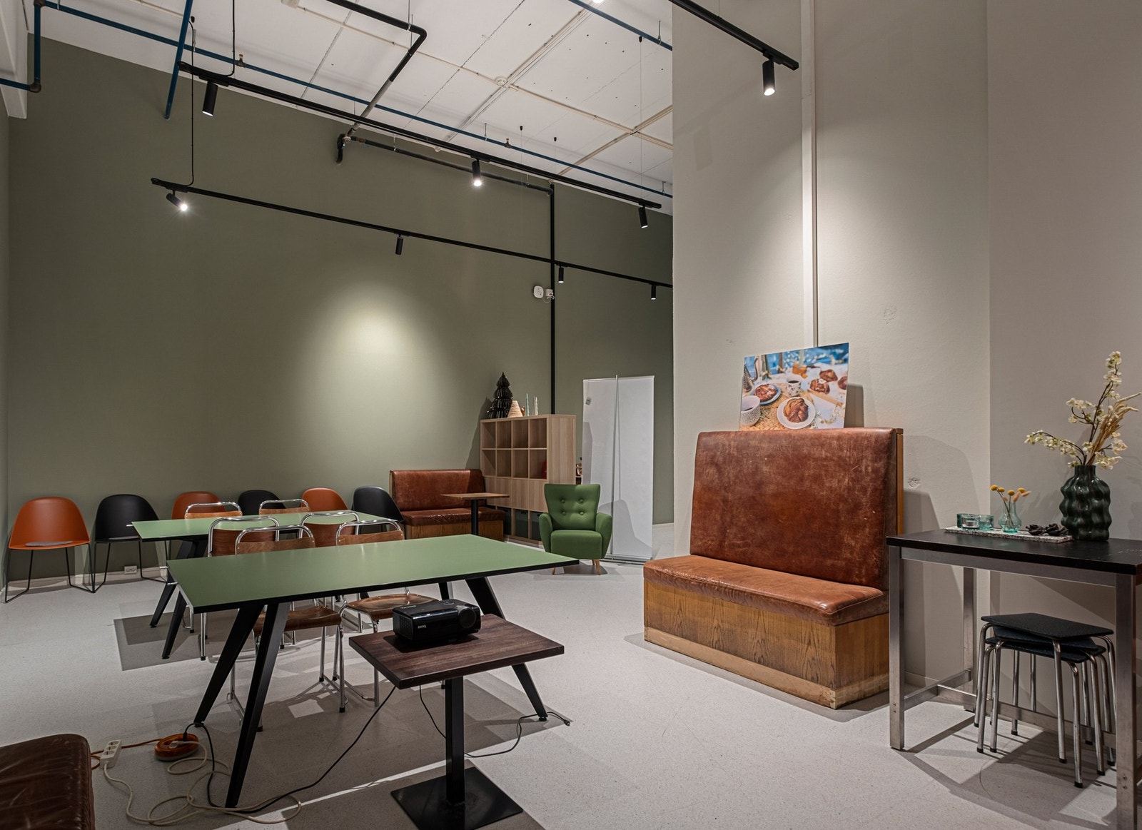 Møterom - kan eventuelt benyttes til butikkareal, med direkte inngang fra bakkeplan. Galleribilde