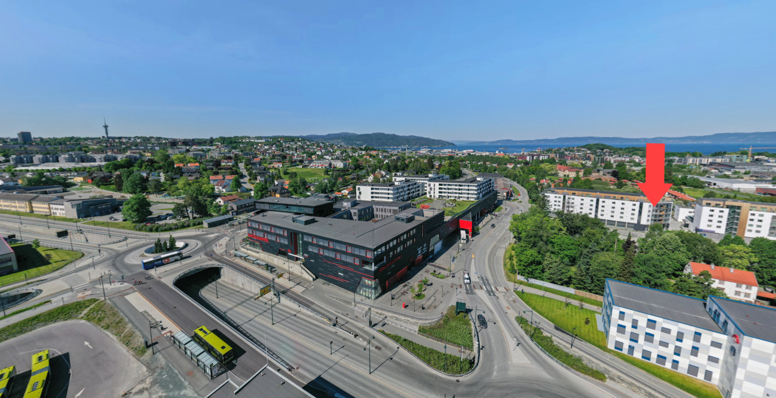 Sentral beliggenhet ved Sirkus Shopping. Herfra er det svært god kollektivdekning og enkel adkomst/tilkomst med bil. Galleribilde
