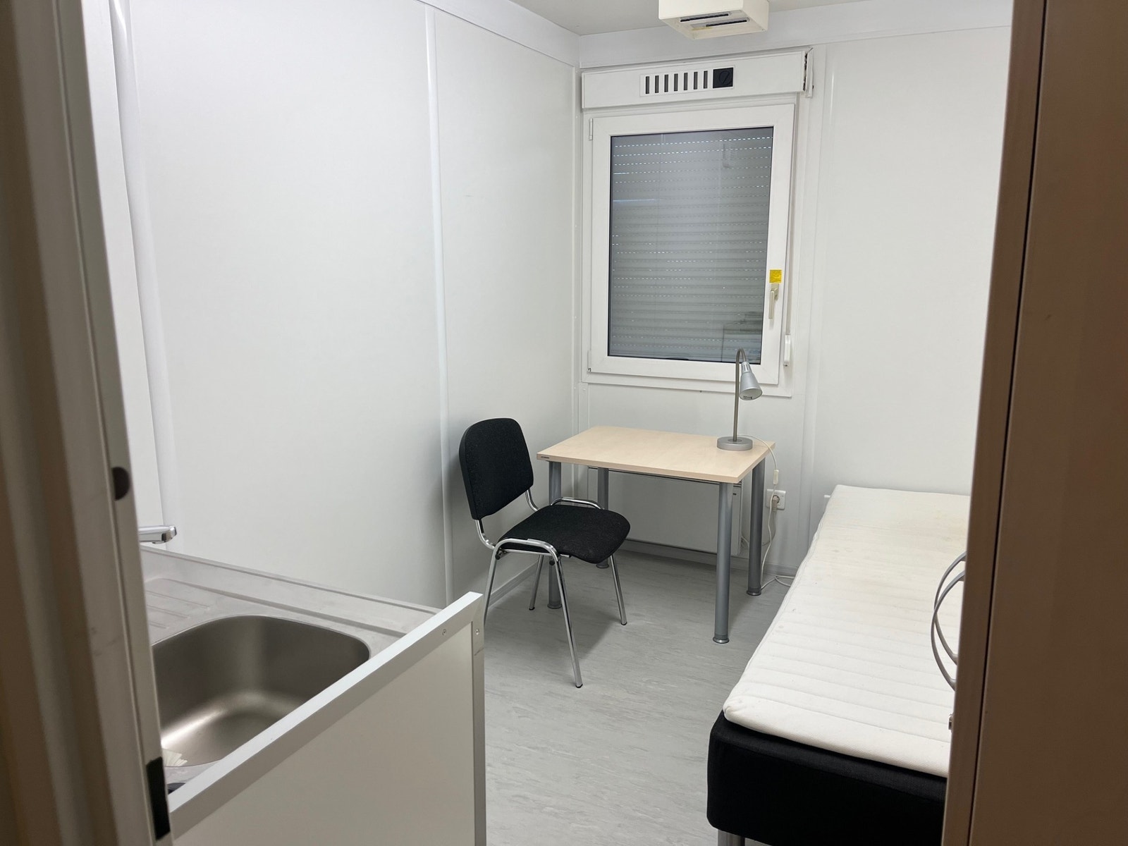 Koketopp og kjøleskap på rommet Galleribilde