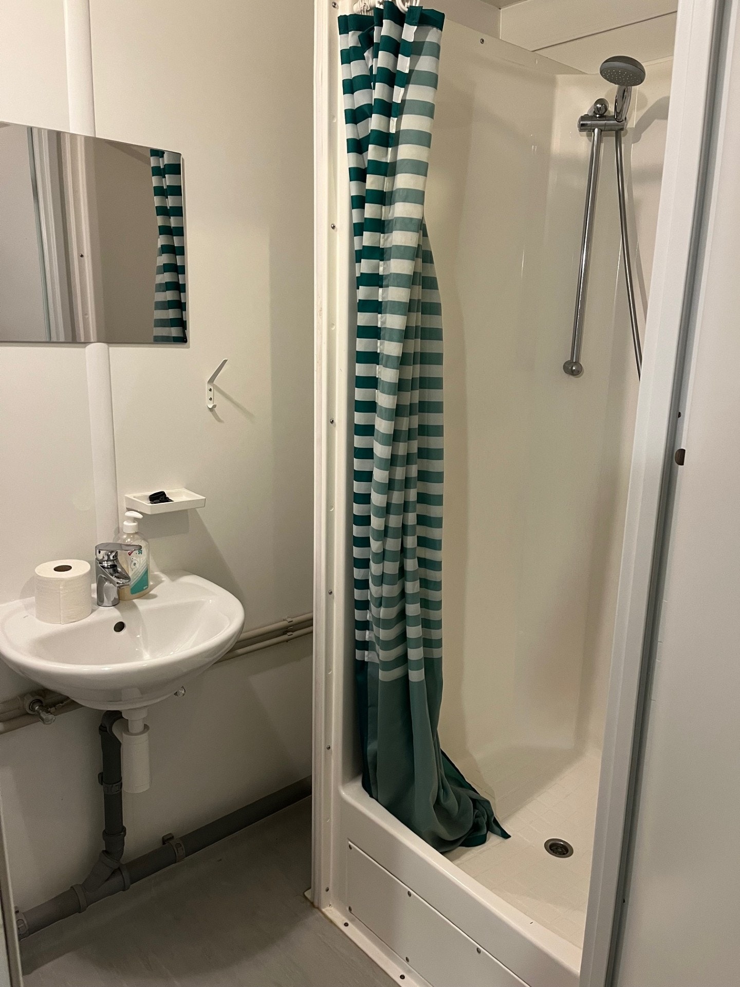 Hvert rom har egen vask, toalett og dusj Galleribilde