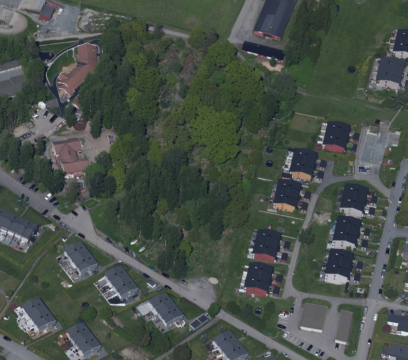 Eiendommen har god beliggenhet i et meget barnevennlig område og med store arealer for lek og tur både på tomt og i nærmiljø. Galleribilde