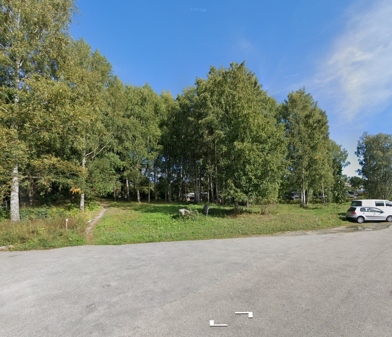 Ubebygd tomt regulert til barnehageformål beliggende på Ørejordet nær store områder med rekkehus/konsentrert småhusbebyggelse. Galleribilde