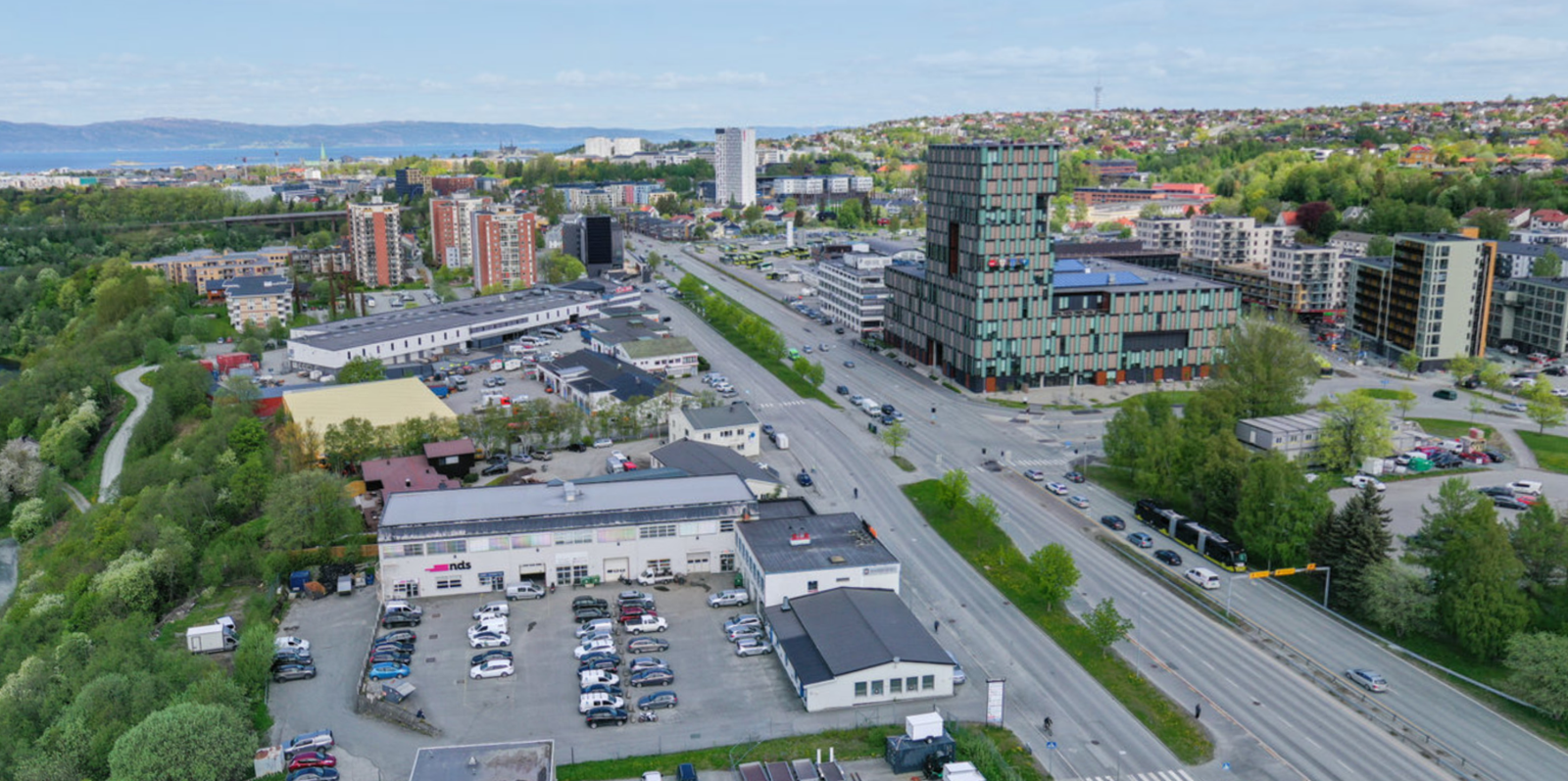 Beliggenhet på Tempe gir svært god tilgjengelighet både for kjørende, syklende og for kollektivt reisende. Parkering kan tilbys. Galleribilde