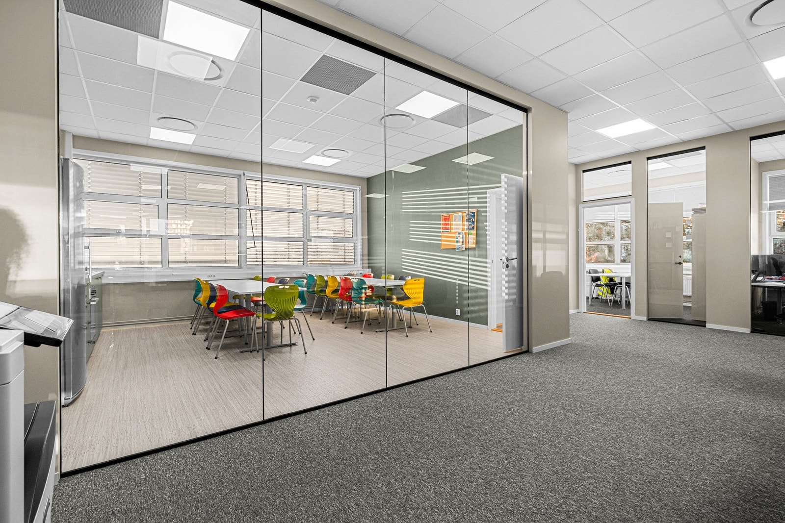 Det største av to spiserom med tilhørende kjøkkenfasiliteter. Galleribilde