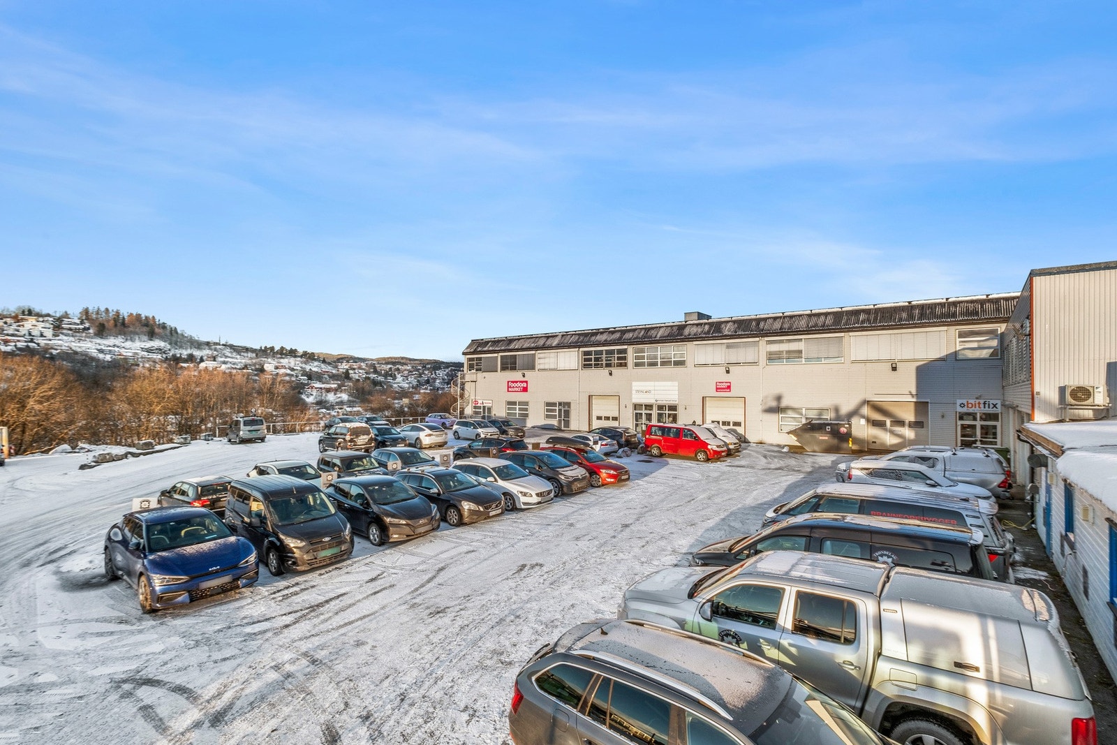 Eiendommen byr på parkeringsmuligheter i bakgården for effektiv arbeidshverdag. Galleribilde