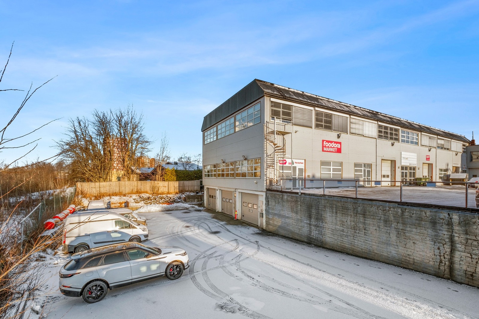 Eiendommen byr på parkeringsmuligheter i bakgården for effektiv arbeidshverdag. Galleribilde