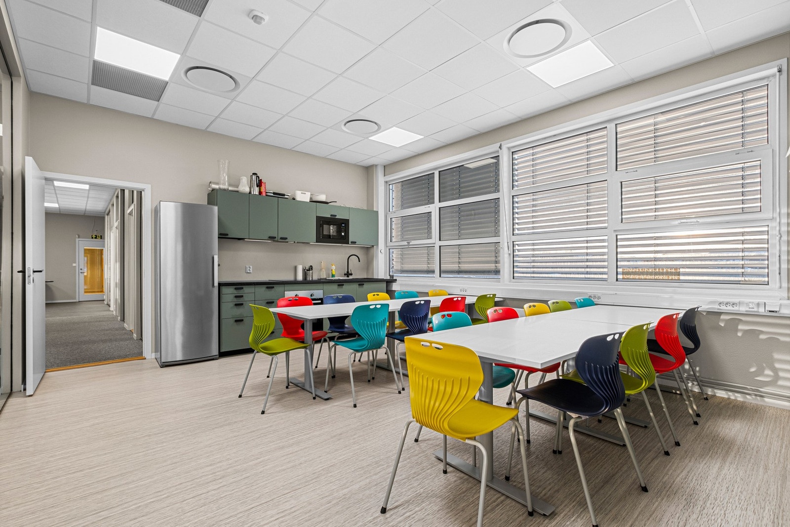 Det største av to spiserom med tilhørende kjøkkenfasiliteter. Galleribilde