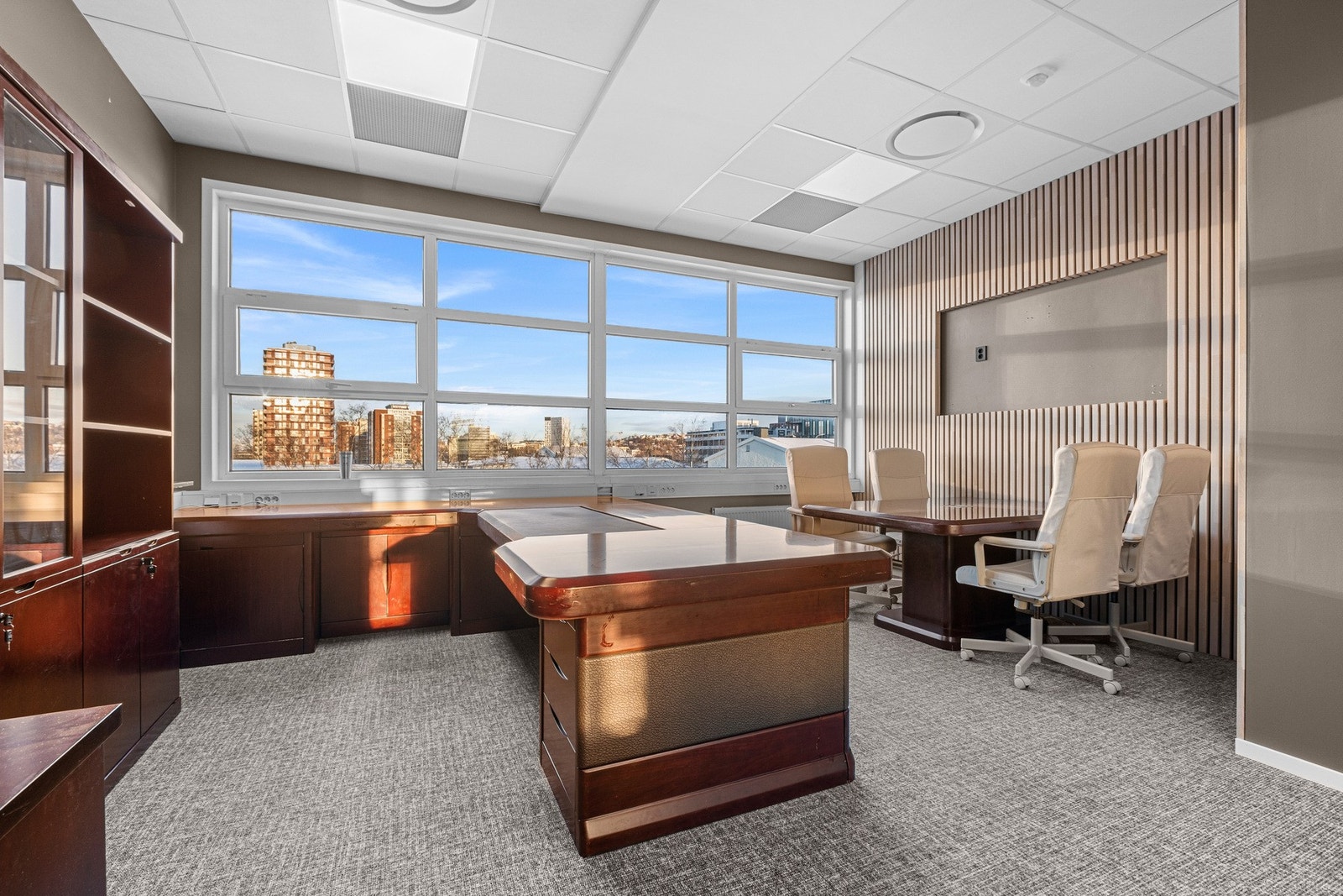 Et større kontor med god plass til møtebord, eventuelt lukket kontor med flere arbeidsplasser Galleribilde